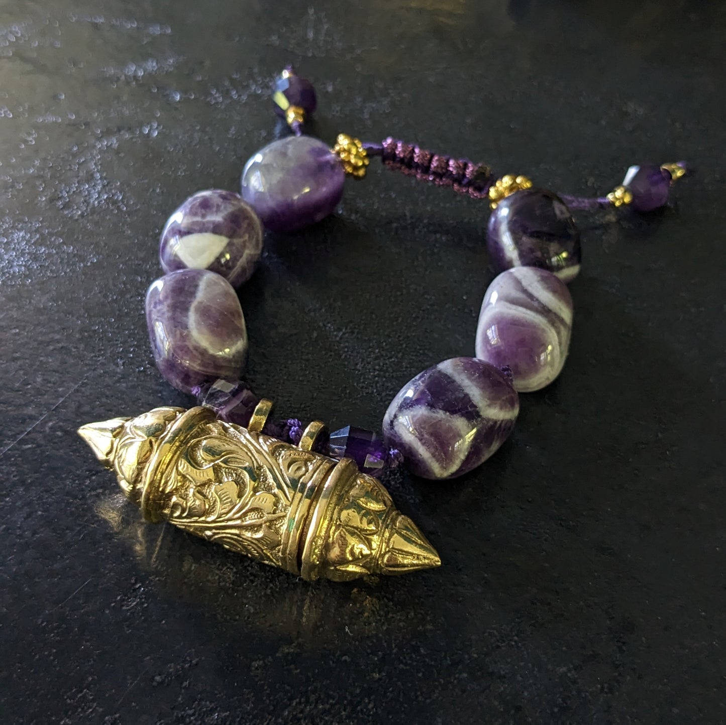 Bracelet ethnique en améthystes chevron et boite à amulette du Rajasthan