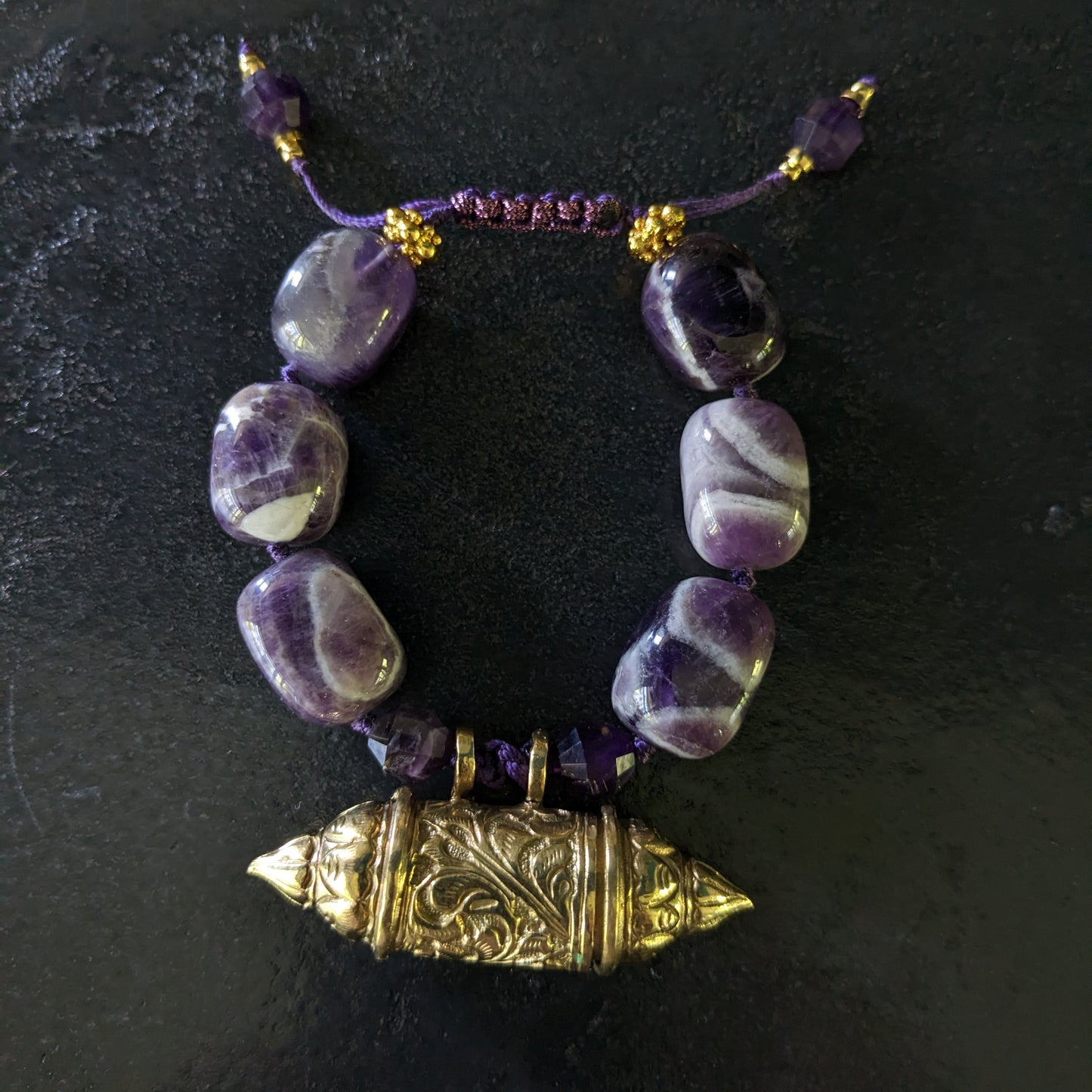 Bracelet ethnique en améthystes chevron et boite à amulette du Rajasthan
