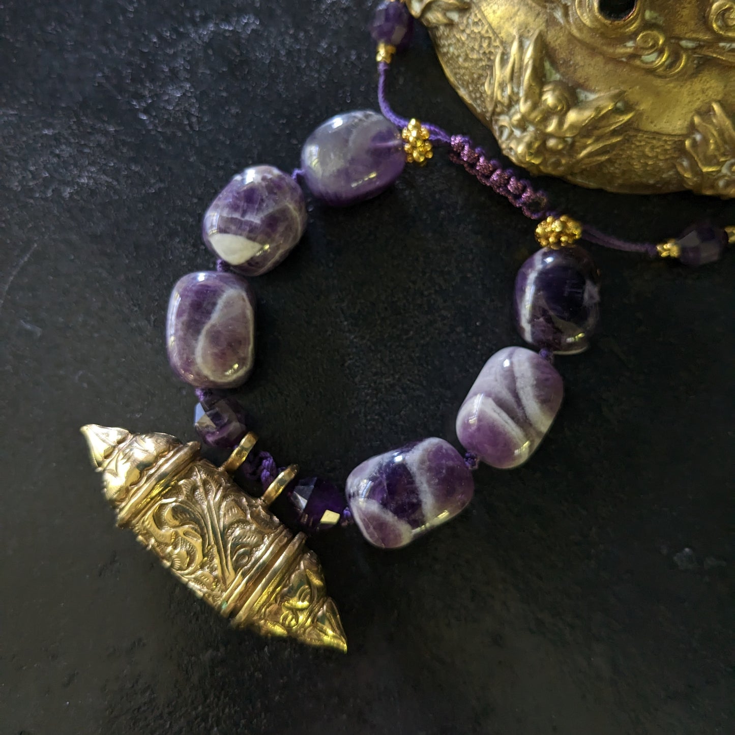 Bracelet ethnique en améthystes chevron et boite à amulette du Rajasthan