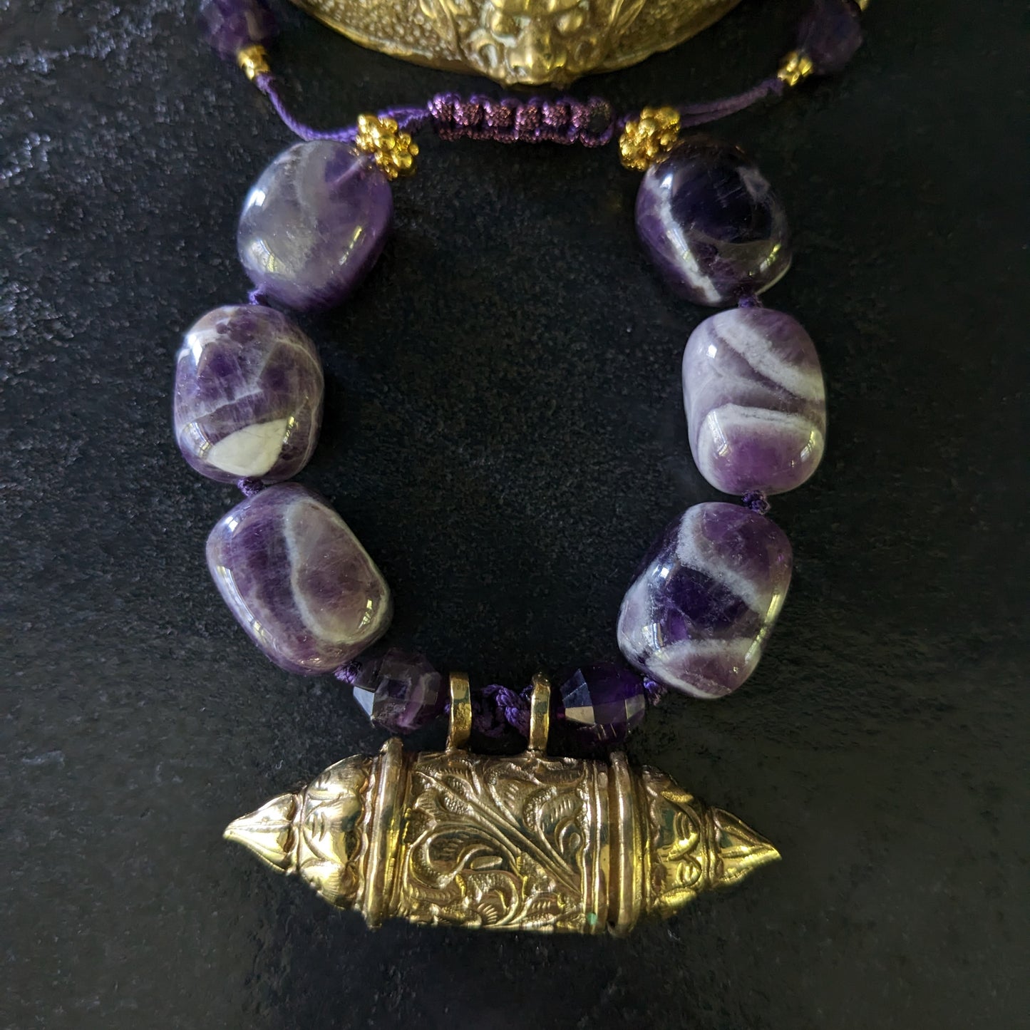 Bracelet ethnique en améthystes chevron et boite à amulette du Rajasthan