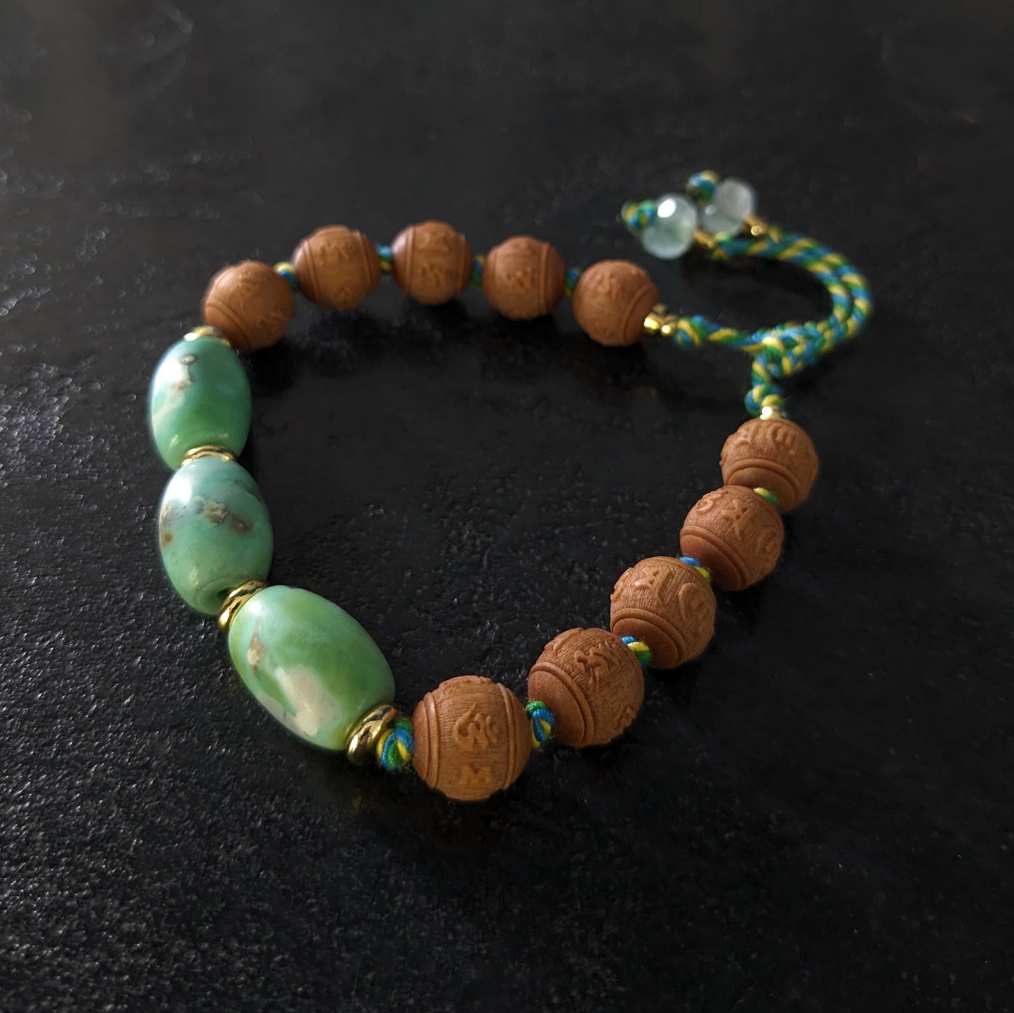 Bracelet en bois de santal et agates
