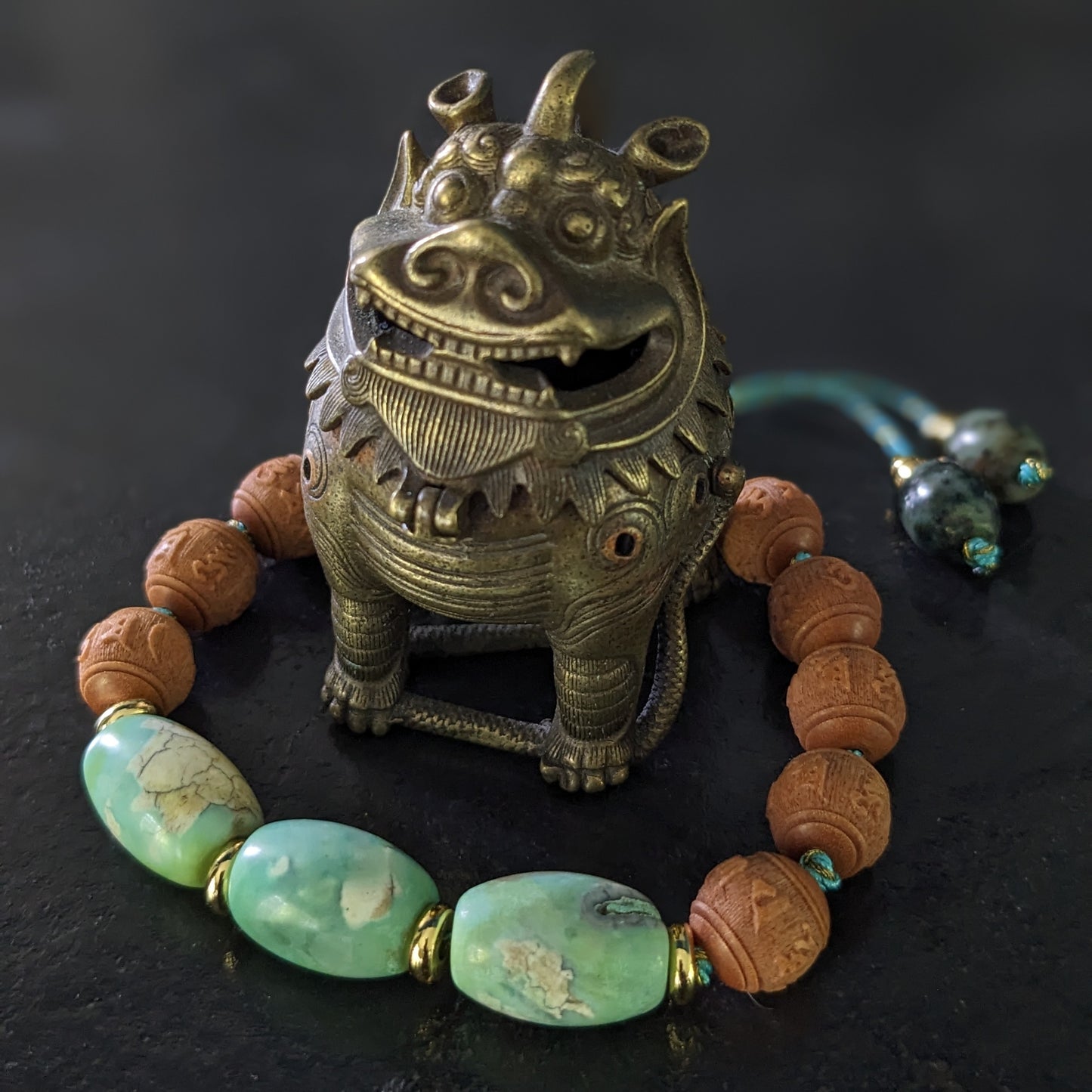 Bracelet en bois de santal et agates