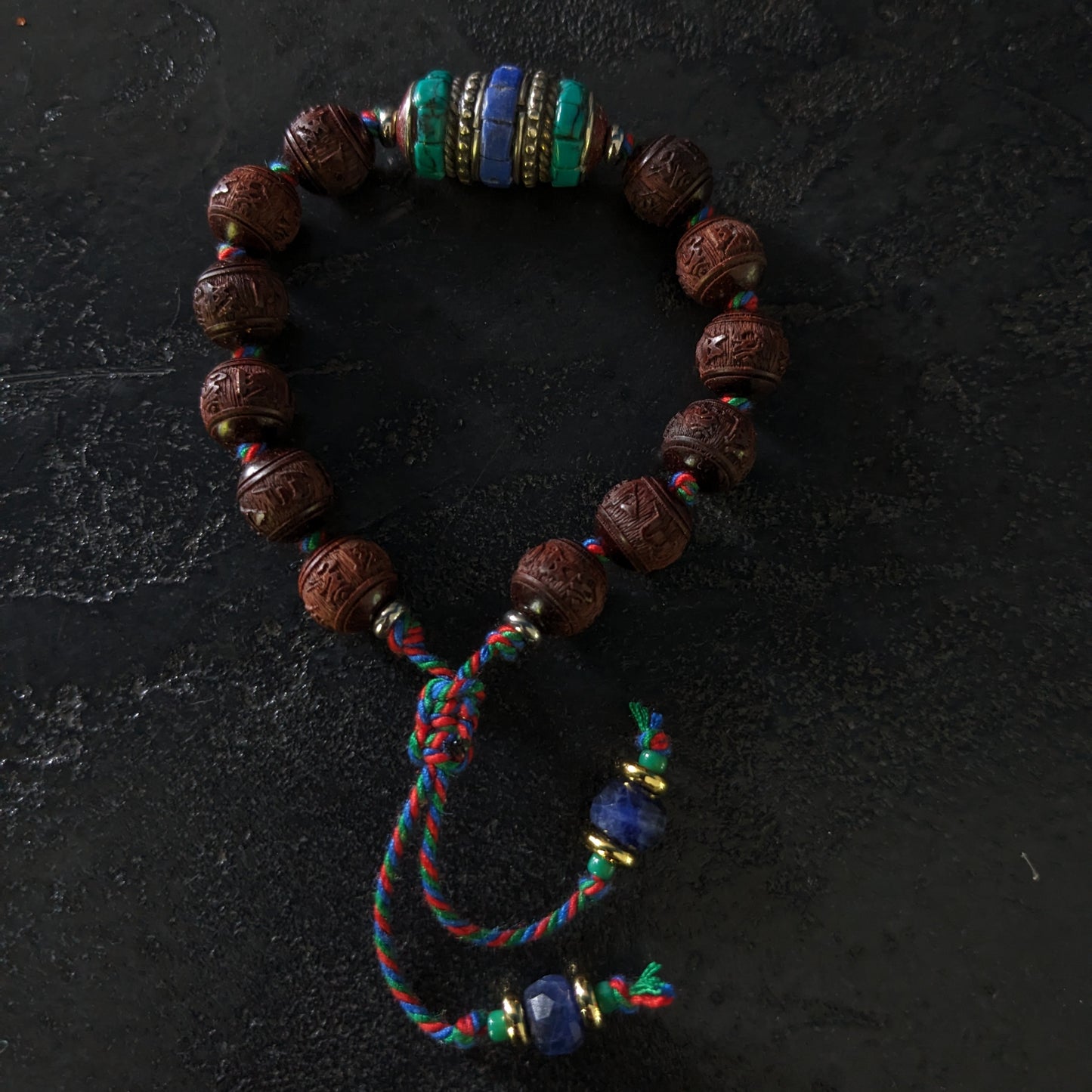 Bracelet style tibétain en bois de santal