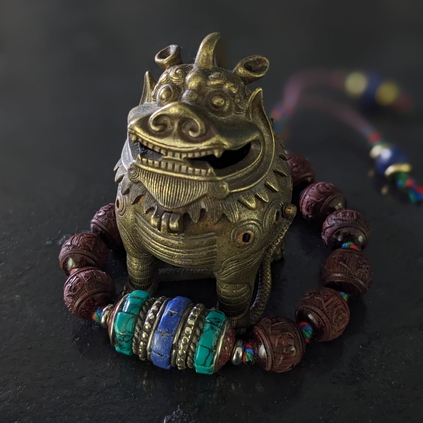 Bracelet style tibétain en bois de santal