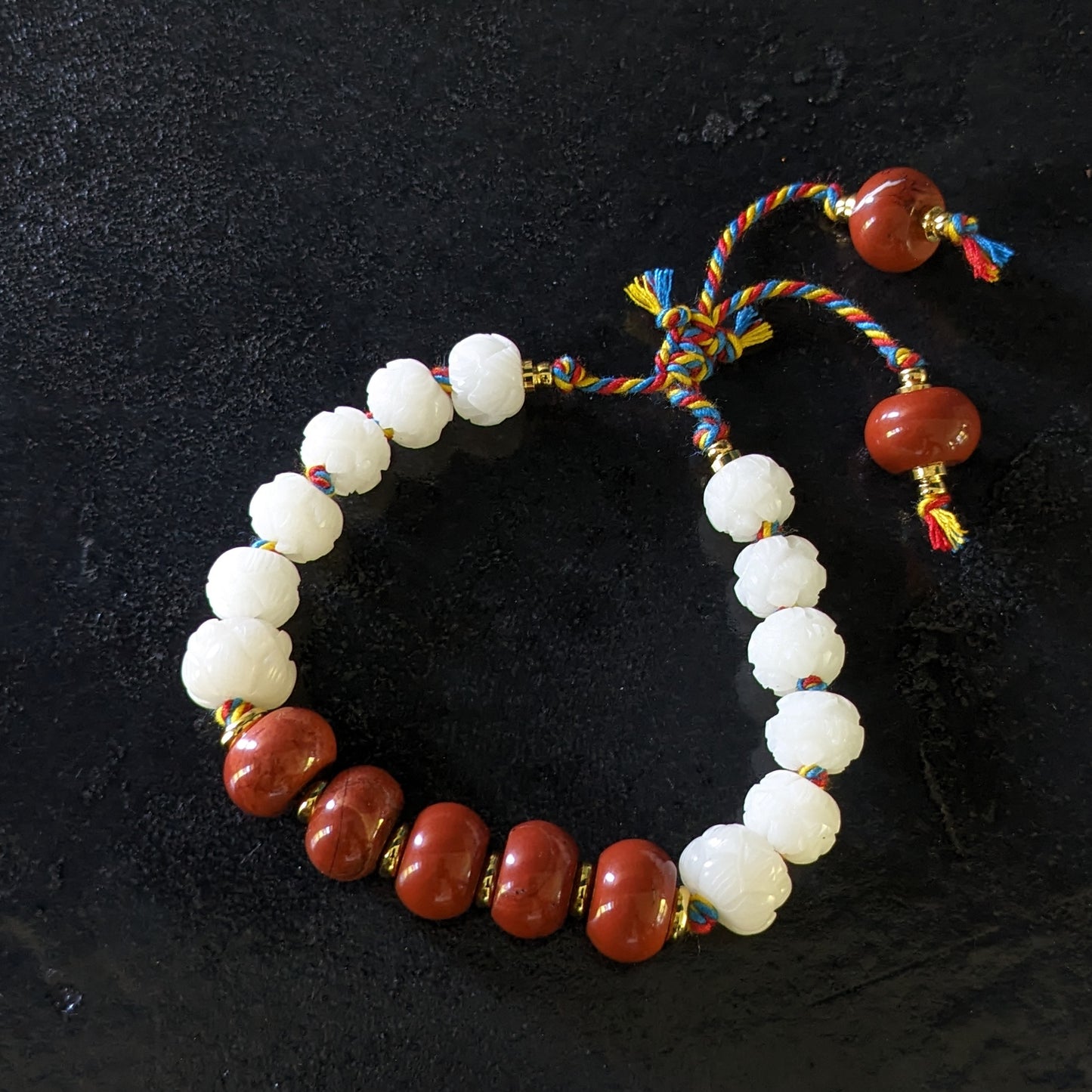 Bracelet bouddhiste en lotus bodhi et jaspe rouge