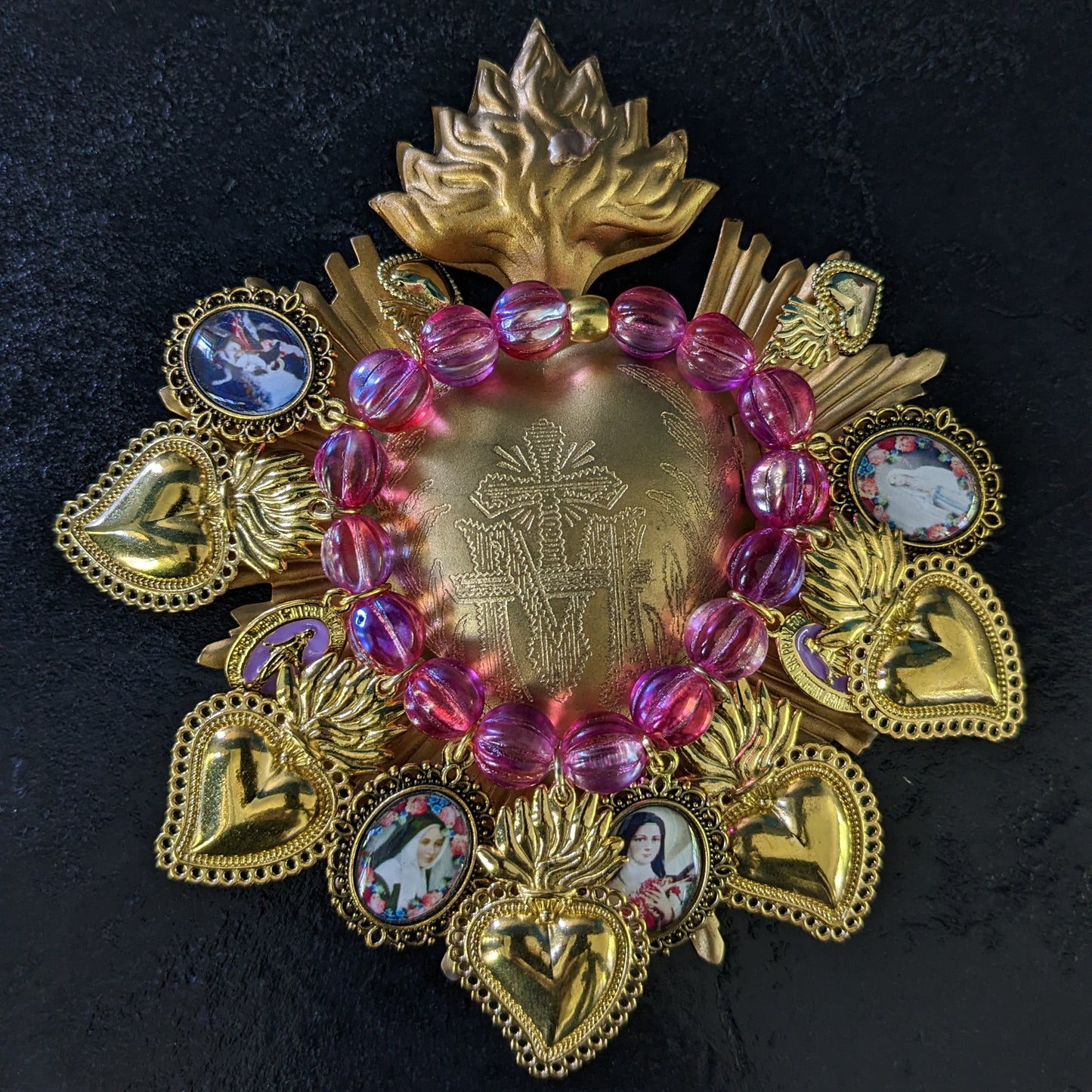 Fait à la main, ce bracelet élégant est orné de médailles catholiques richement détaillées et colorées, et ponctué de médailles miraculeuses.