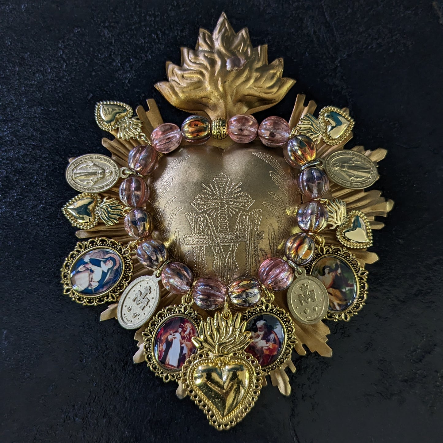 Fait à la main, ce bracelet élégant est orné de médailles catholiques richement détaillées et colorées, et ponctué de médailles miraculeuses.