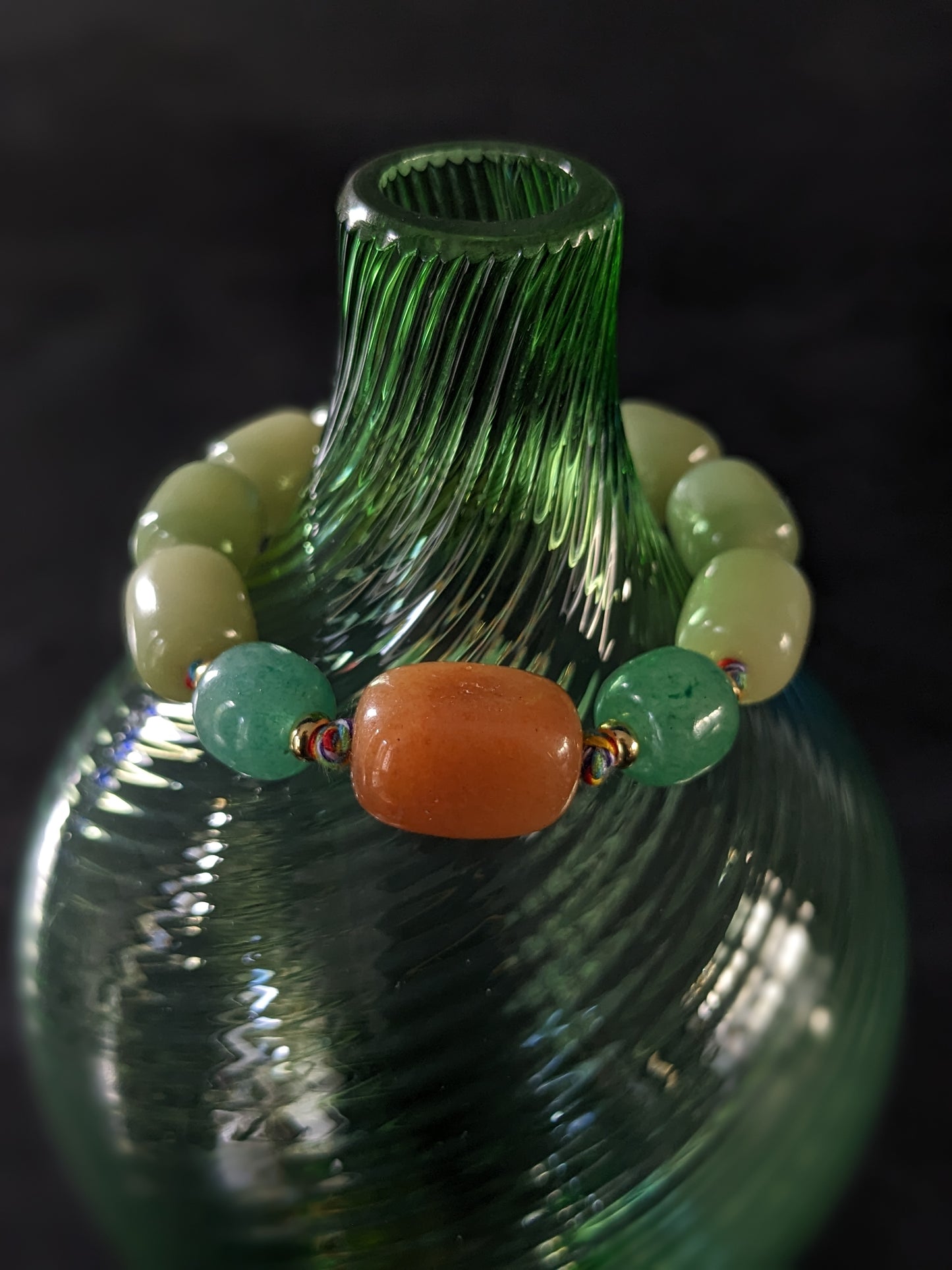 La magie de la méditation incarnée dans ce bracelet bouddhiste en graines de bodhi et pierres fines, un chef-d'œuvre artisanal.