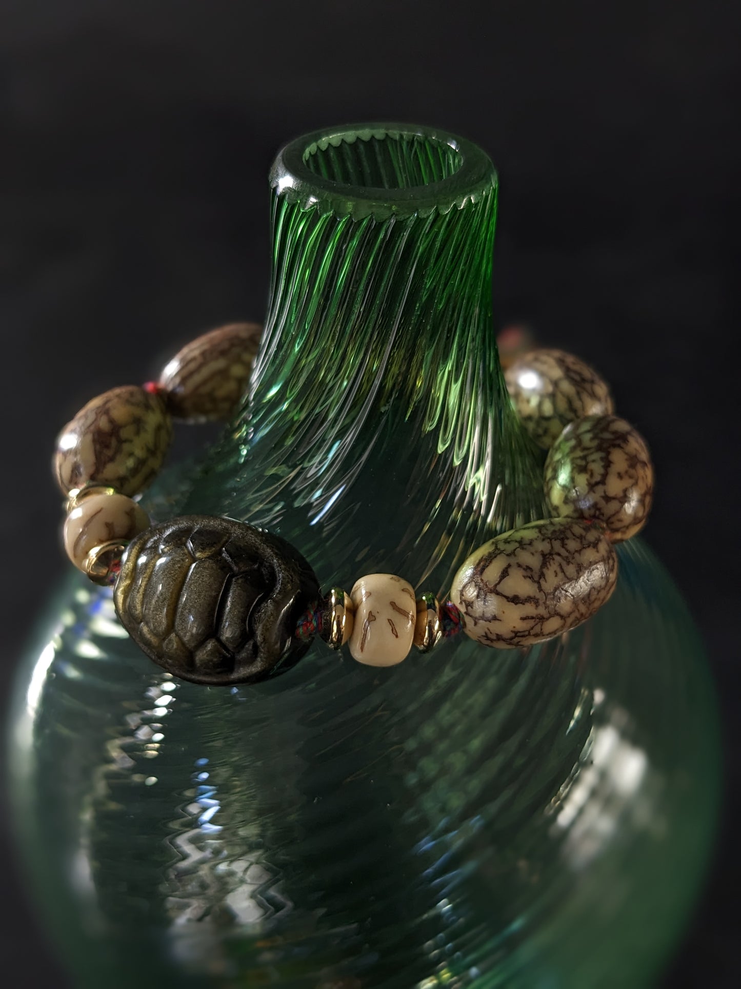 Bracelet bouddhiste artisanal en graines de bodhi et pierres fines, un équilibre naturel et spirituel.