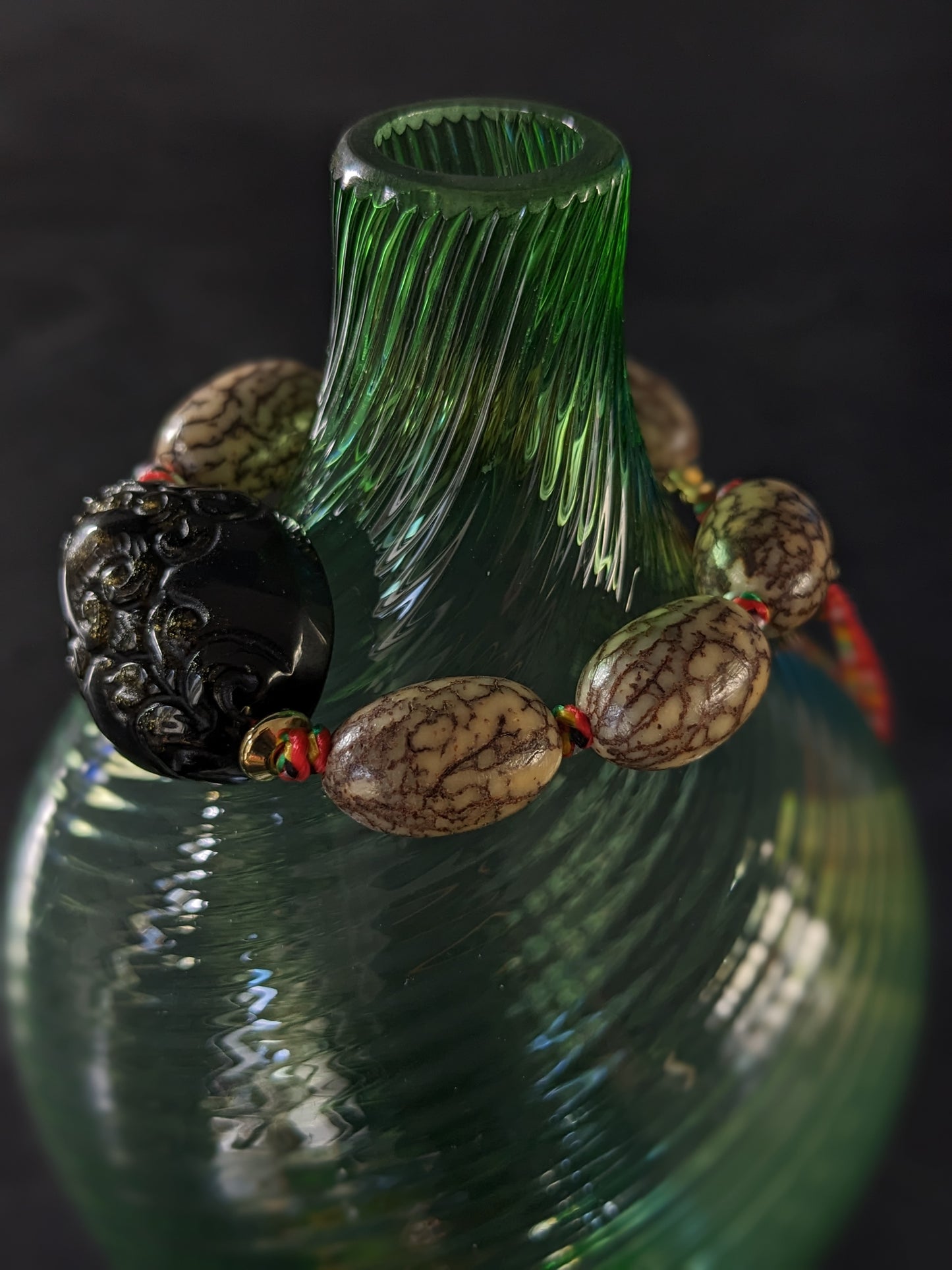 Un bracelet bouddhiste énergisant, tissé avec des graines de bodhi et des pierres fines aux couleurs apaisantes