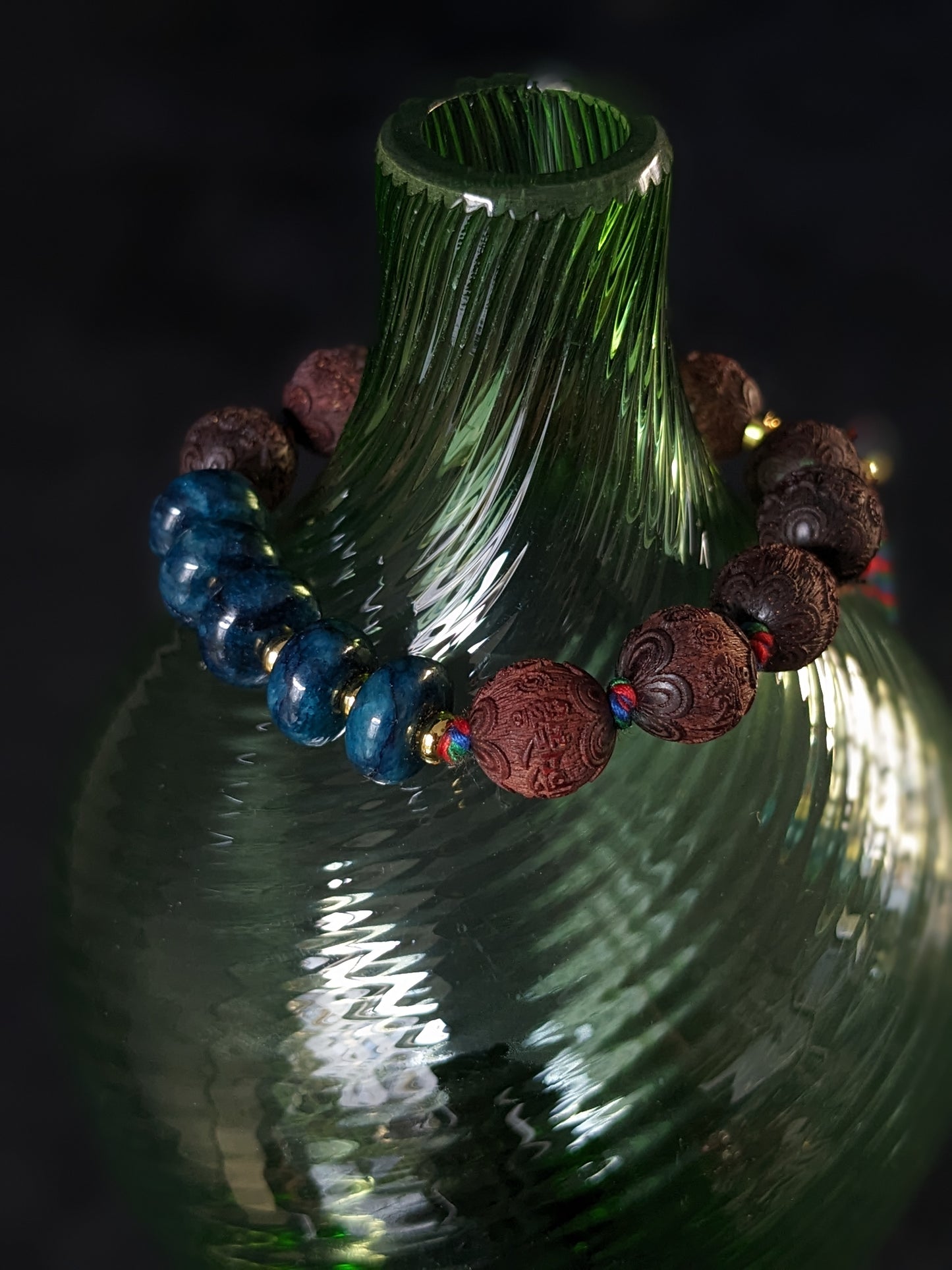 Bracelet Kavi - Perles en bois de santal rouge nouées à la main avec perles d'apatite foncées et intercalaires plaquées or.