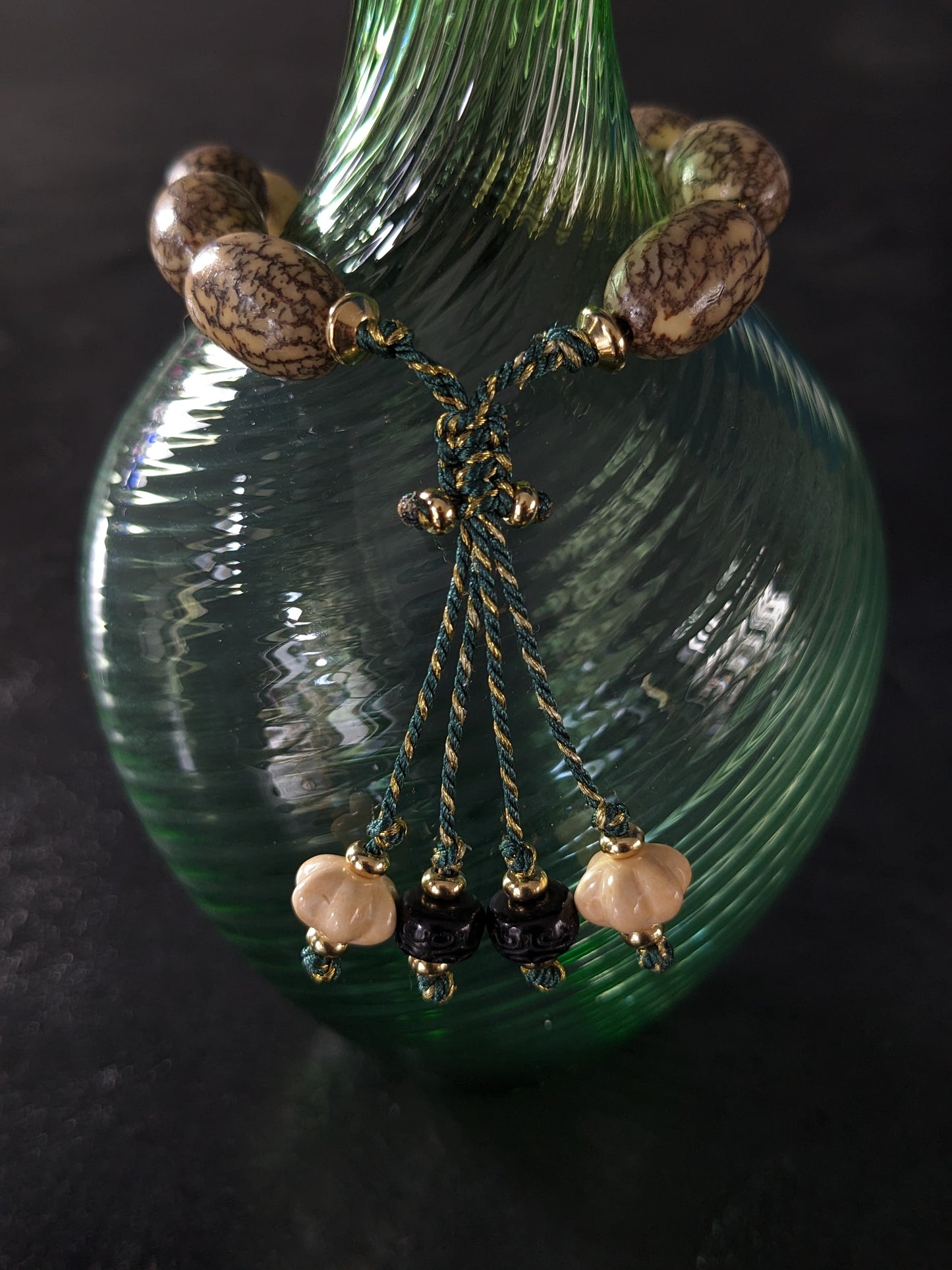Des perles de bodhi et des pierres fines tissées à la main, créant un bracelet bouddhiste d'une beauté authentique