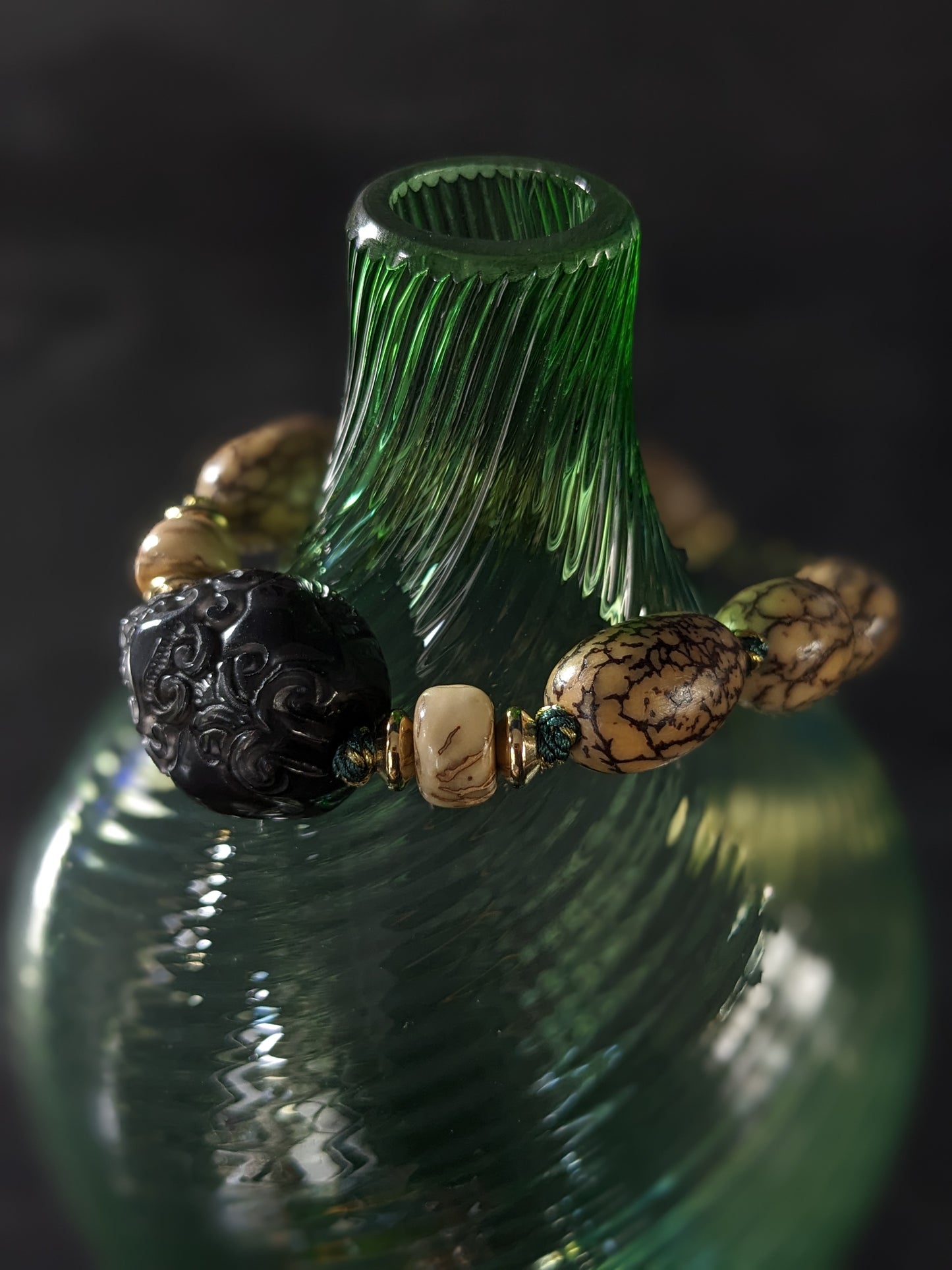 Des perles de bodhi et des pierres fines tissées à la main, créant un bracelet bouddhiste d'une beauté authentique