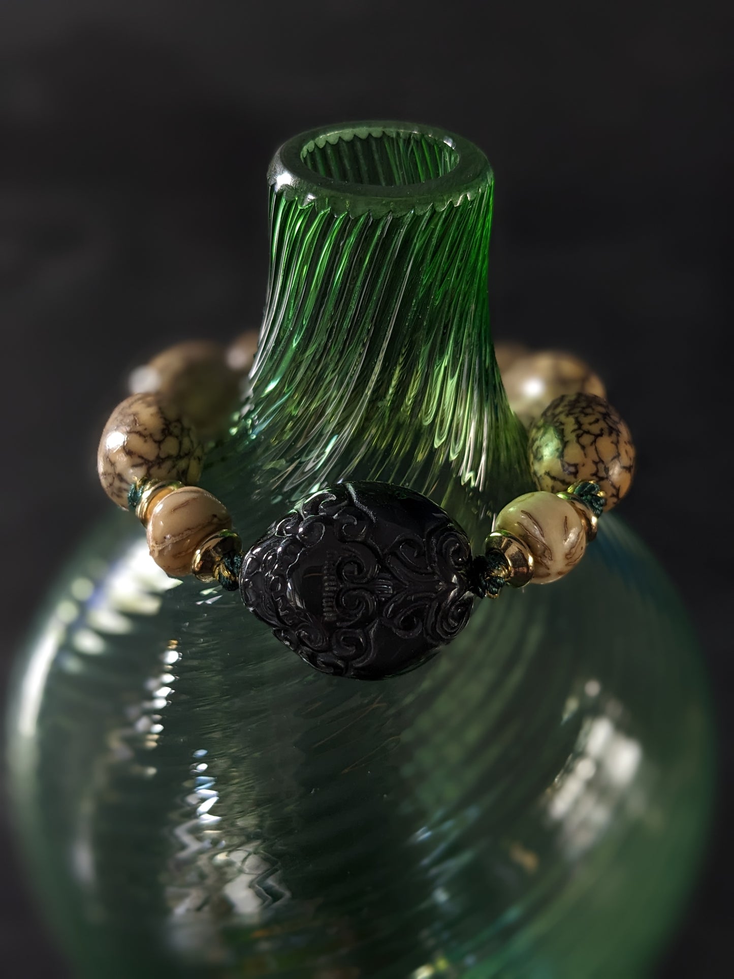Des perles de bodhi et des pierres fines tissées à la main, créant un bracelet bouddhiste d'une beauté authentique