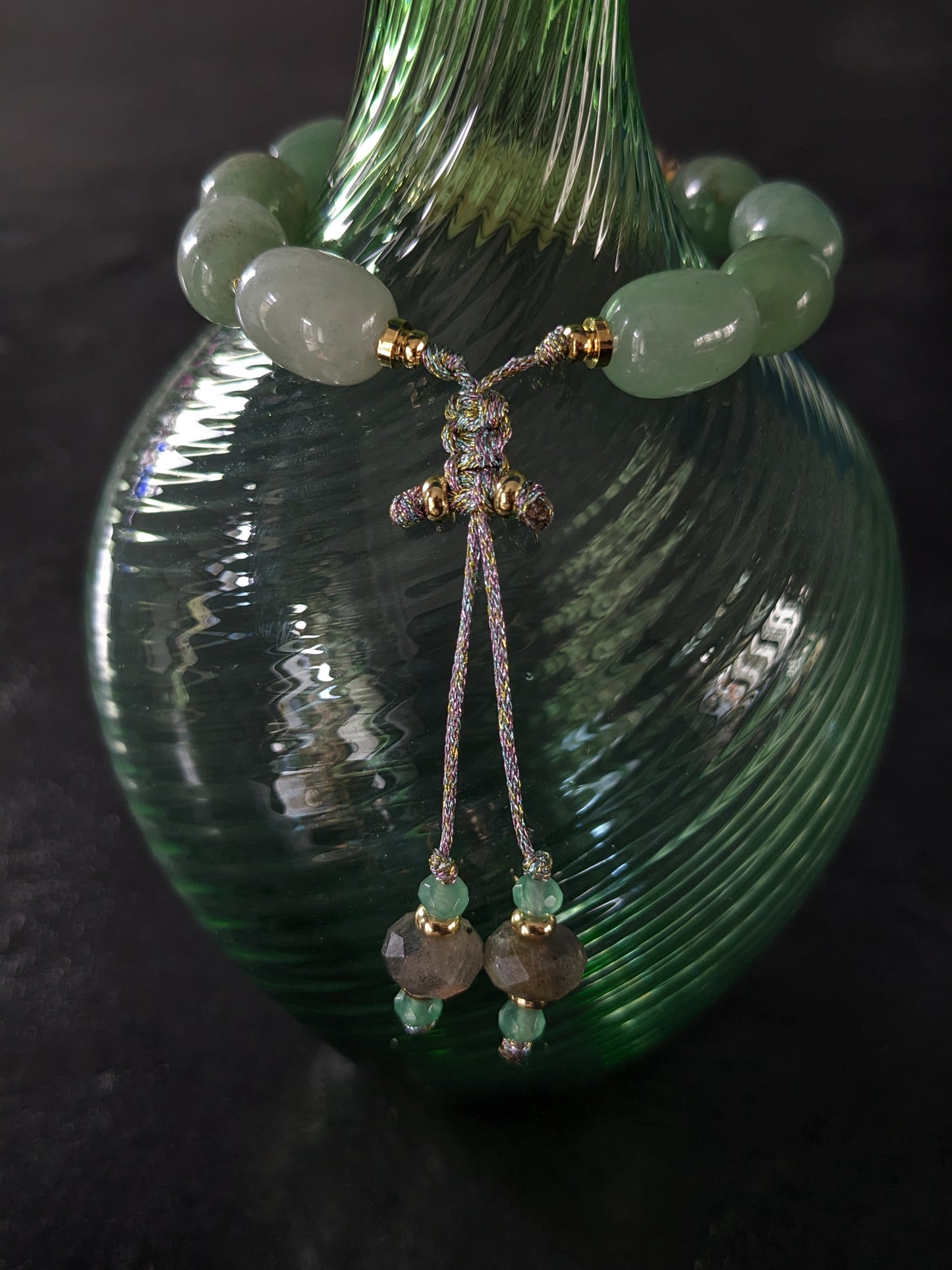 Bracelet sacré alliant la puissance des graines de bodhi et la splendeur des pierres fines, conçu avec soin