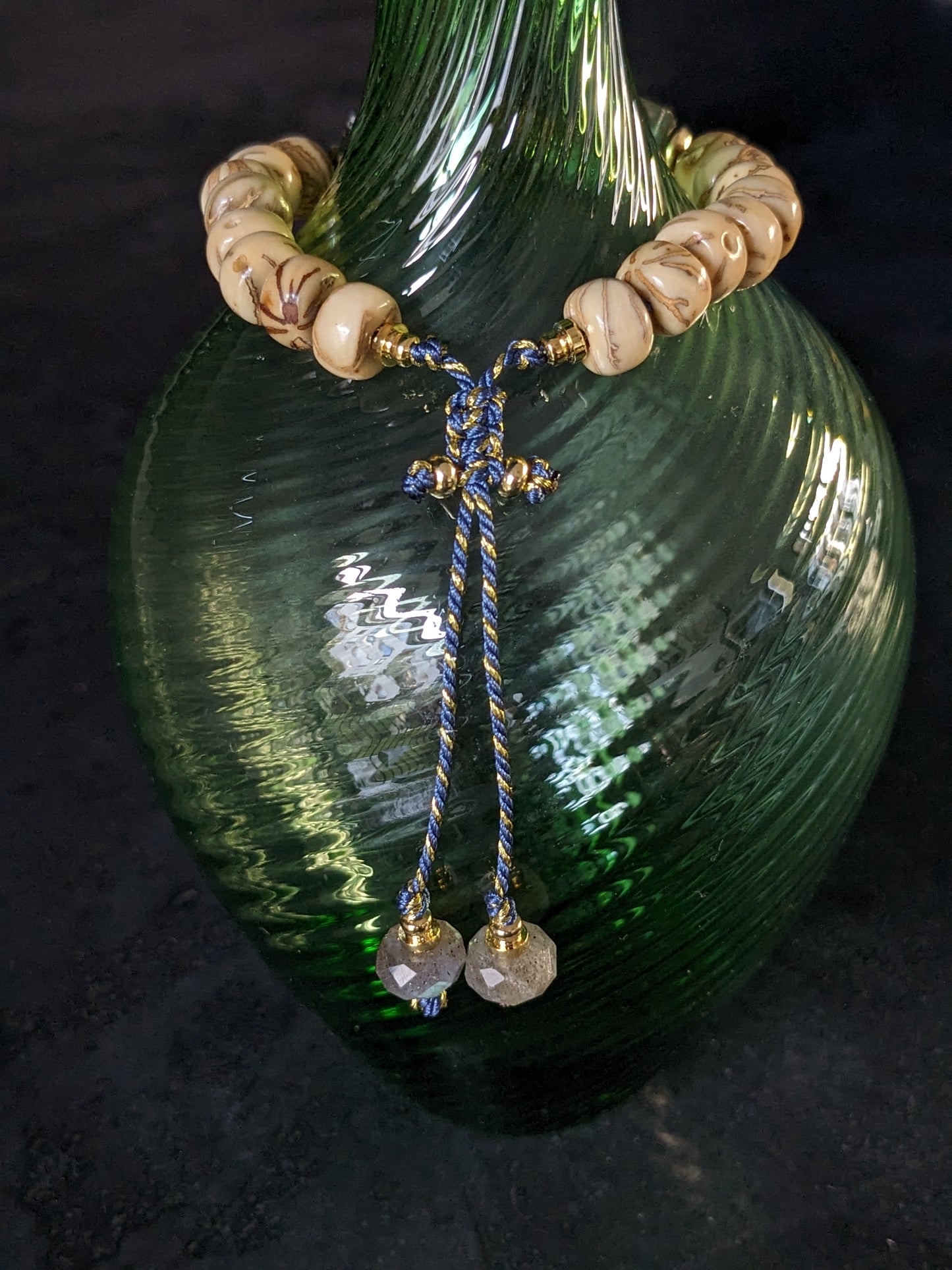 Bracelet bouddhiste et bohème pierres naturelles