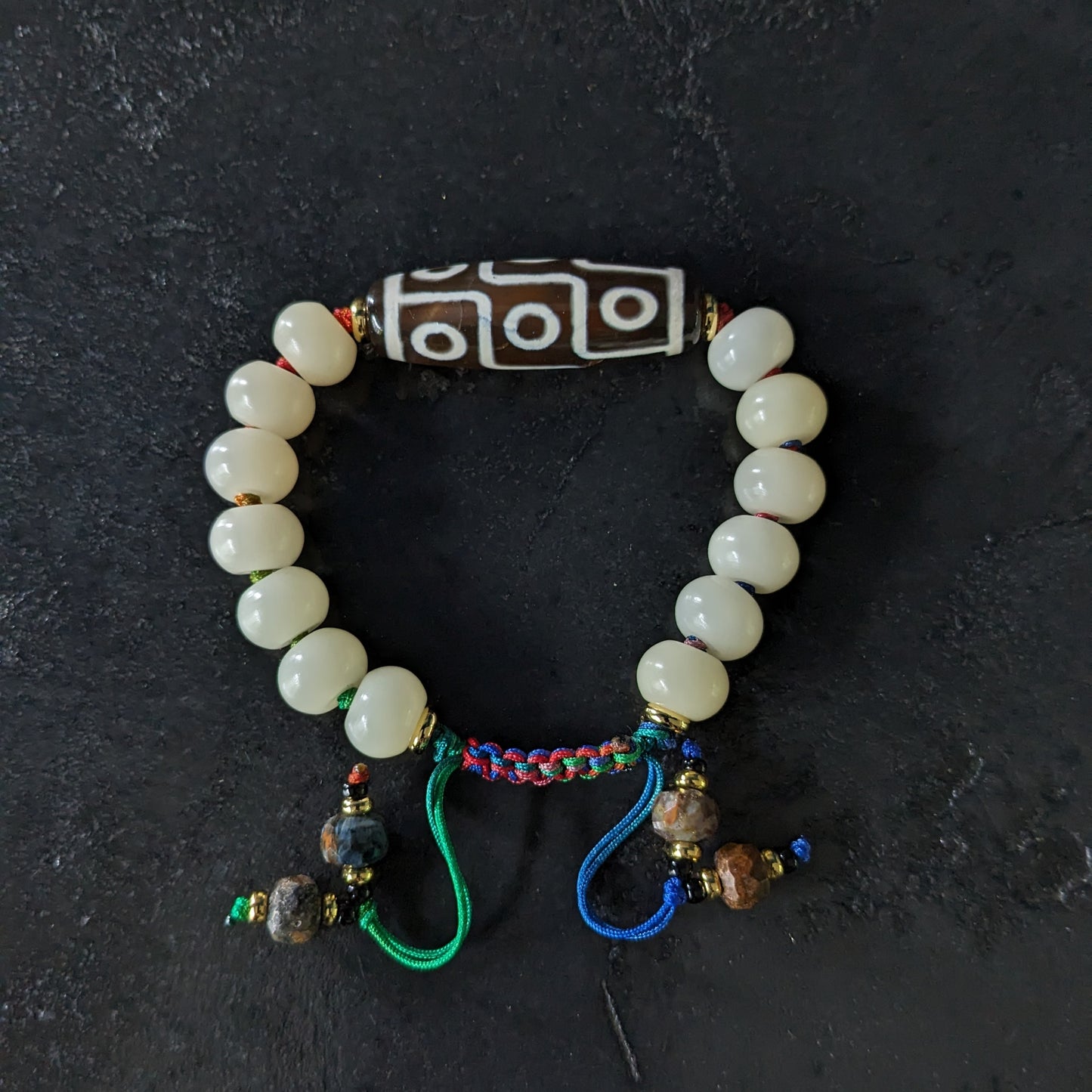 Bracelet dZI porte-bonheur en agate et perles de prière bouddhistes