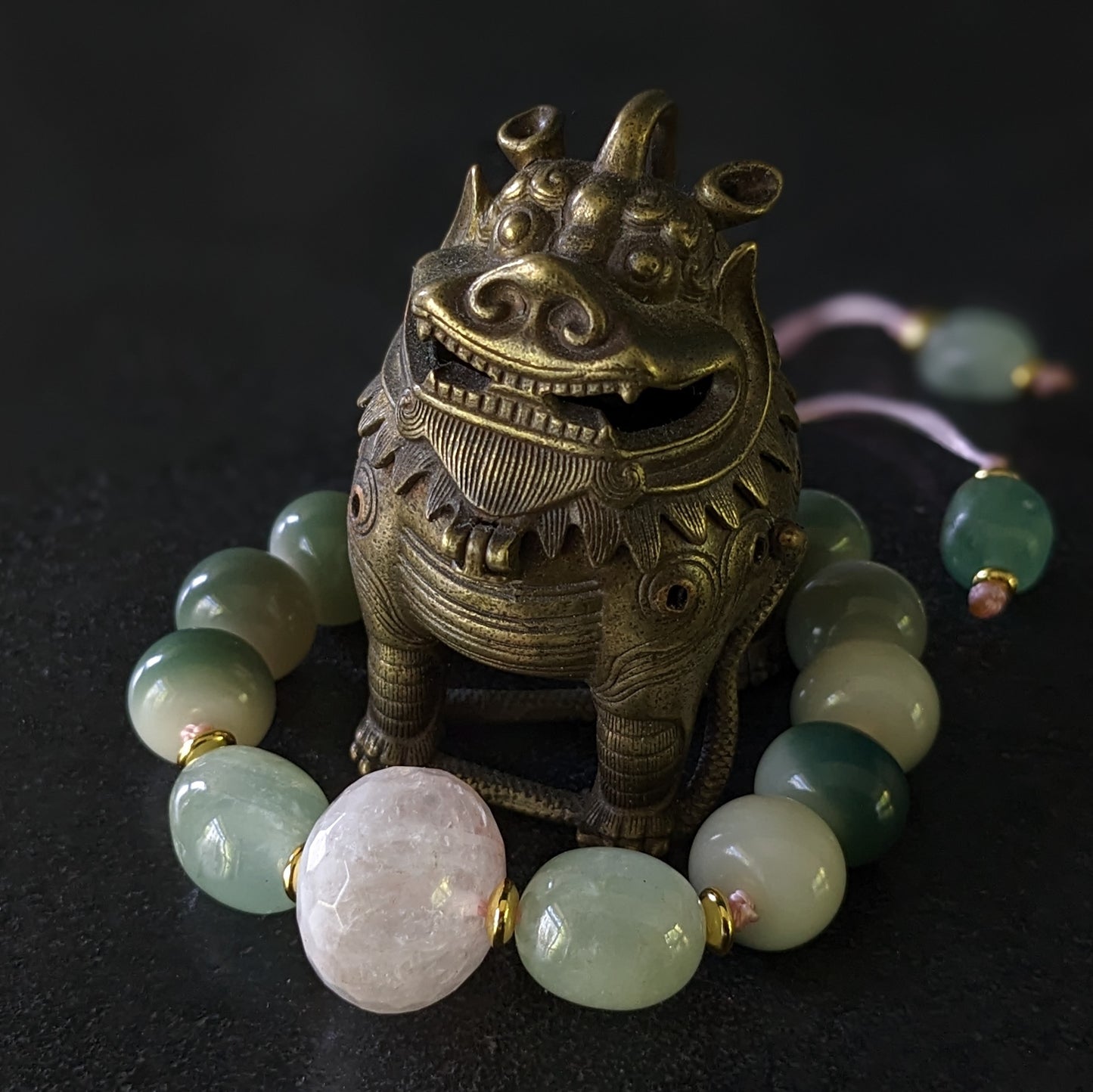Bracelet orné de pierres fines aux teintes vibrantes, avec des perles en graines de la bodhi soigneusement nouées, ornés de mantras