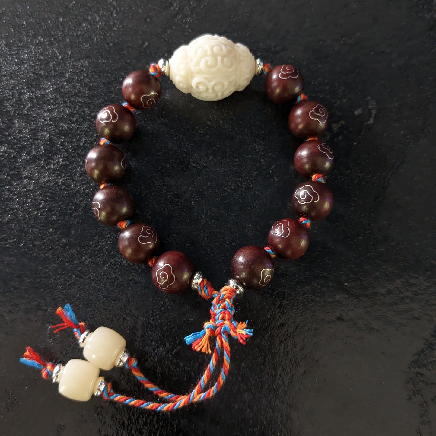 Chaque bracelet est réalisé avec amour, en incorporant des perles de prière bouddhistes traditionnelles et des pierres fines naturelles choisies en fonction de leurs propriétés uniques.