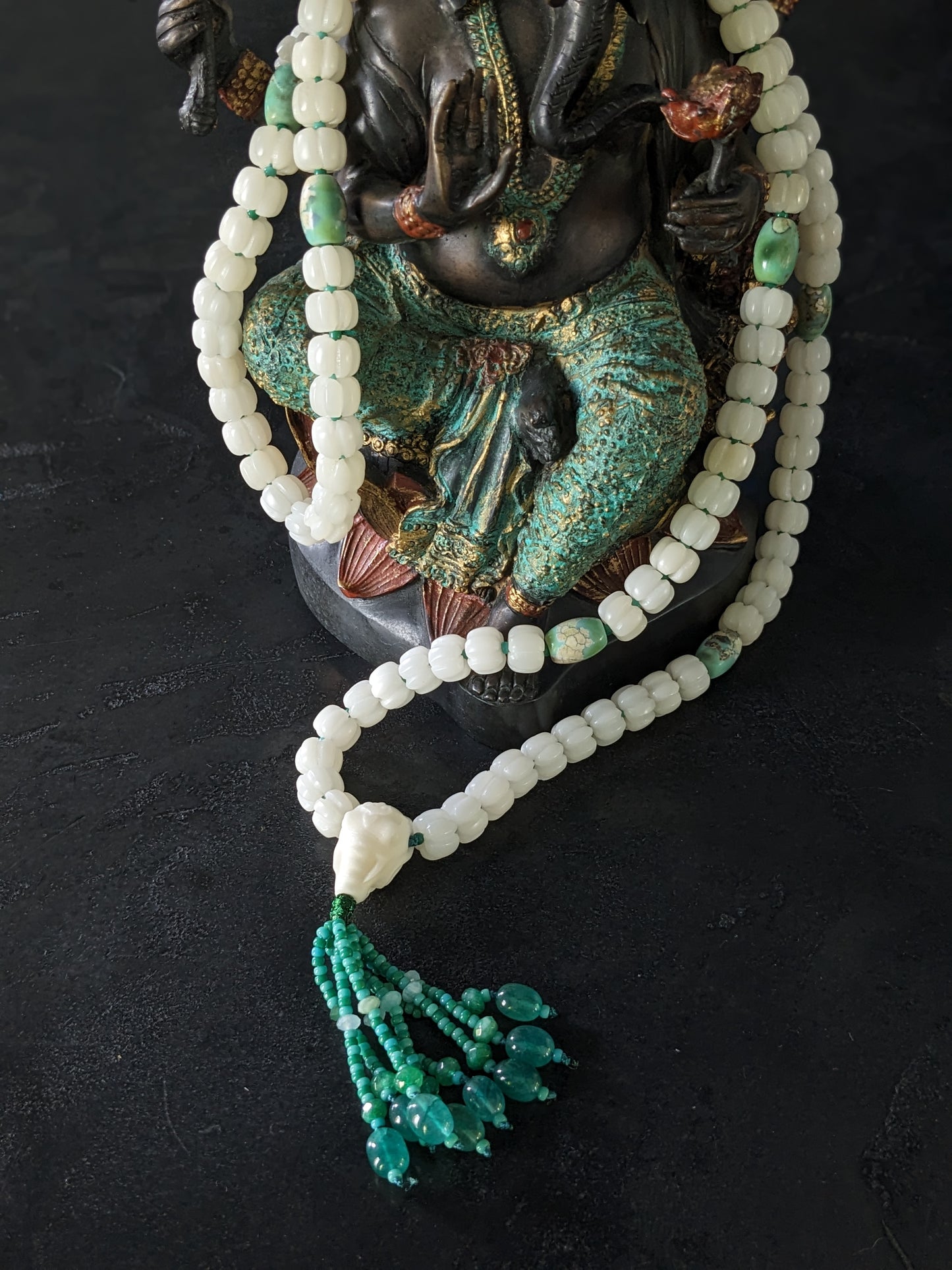 Chapelet bouddhiste pour la méditation en perles de prière et perles d'agate naturelle. Il est orné d'une tête de Ganesh sculptée