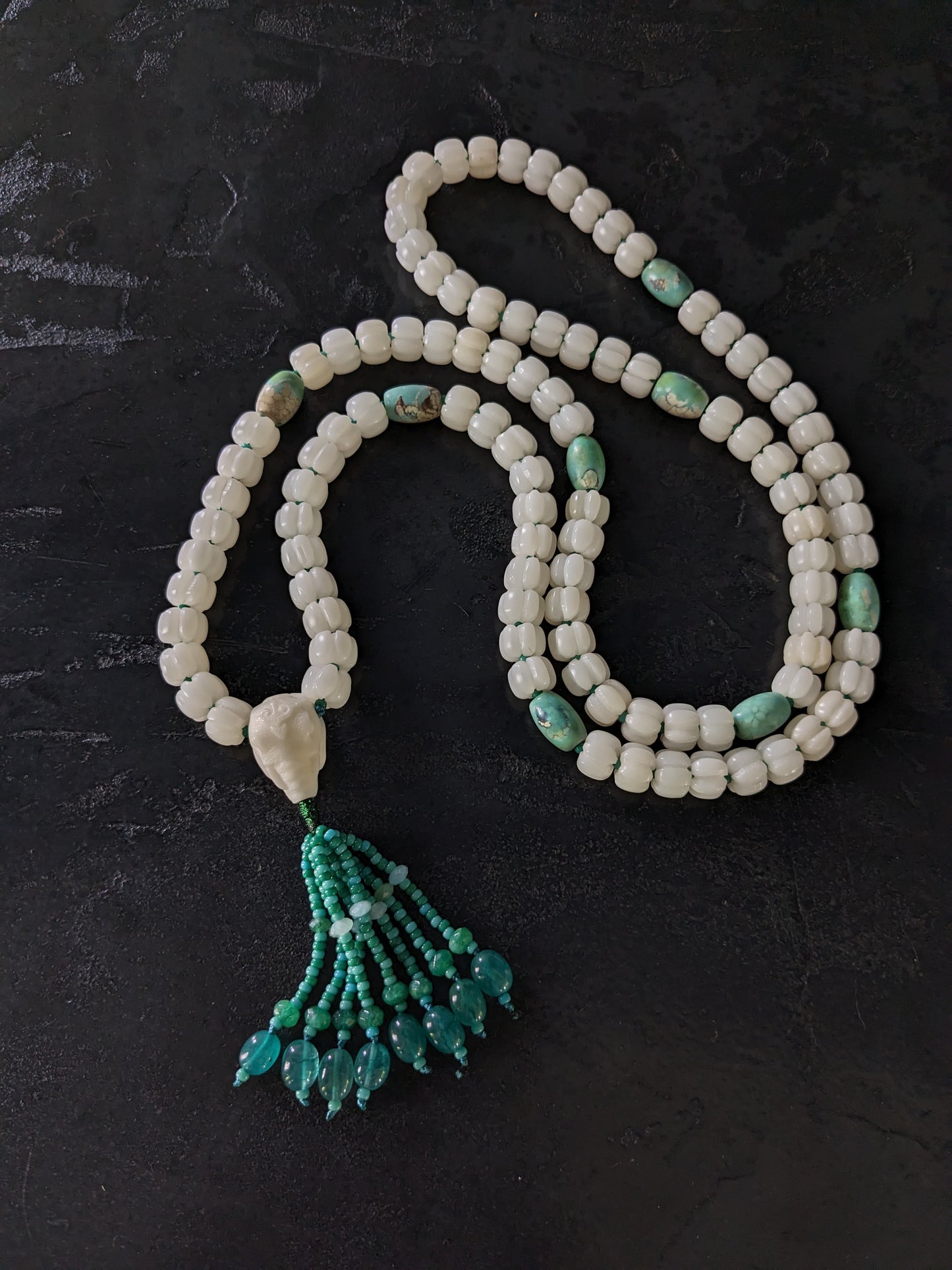 Chapelet bouddhiste pour la méditation en perles de prière et perles d'agate naturelle. Il est orné d'une tête de Ganesh sculptée