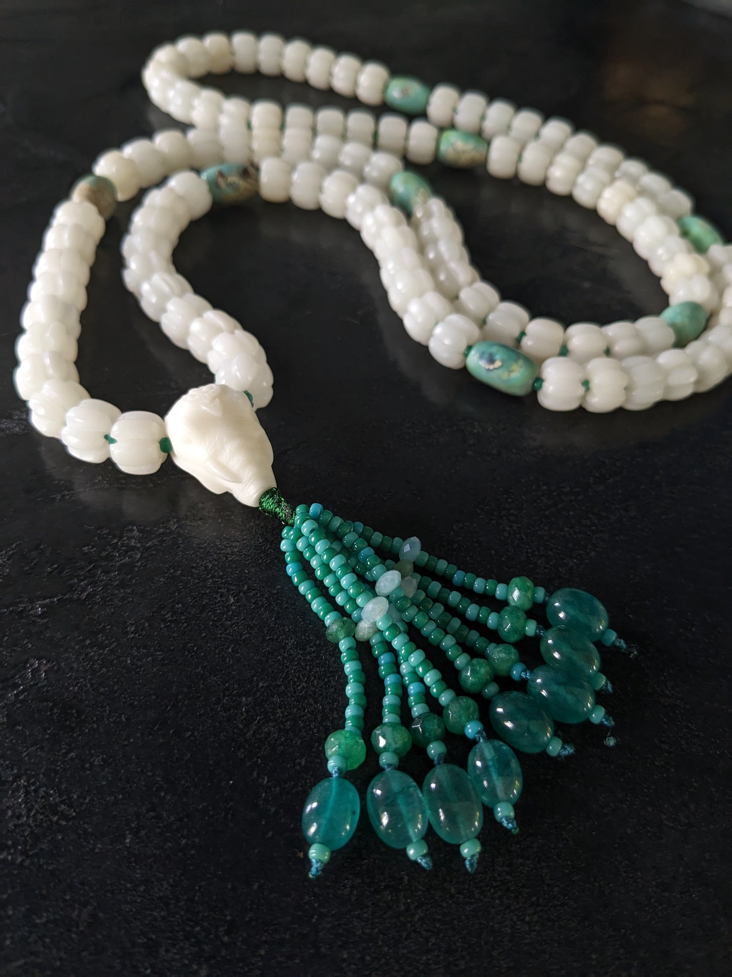 Chapelet bouddhiste pour la méditation en perles de prière et perles d'agate naturelle. Il est orné d'une tête de Ganesh sculptée