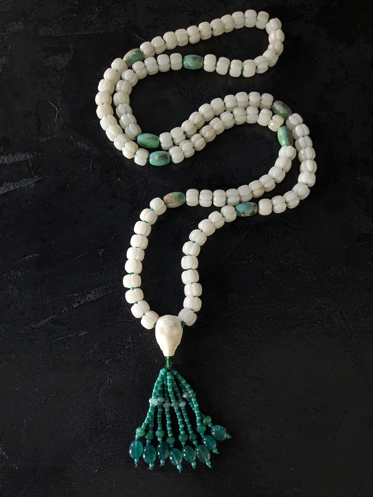 Chapelet bouddhiste pour la méditation en perles de prière et perles d'agate naturelle. Il est orné d'une tête de Ganesh sculptée