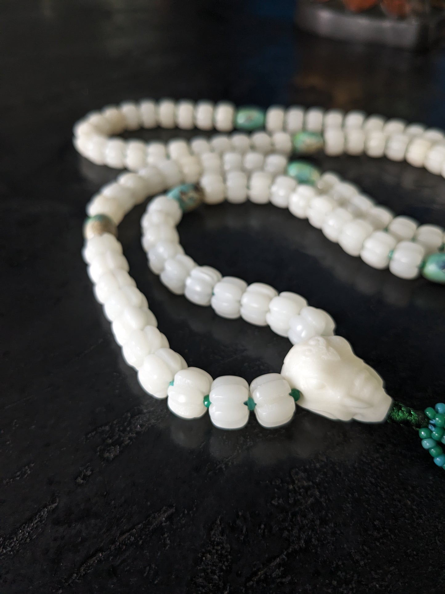 Chapelet bouddhiste pour la méditation en perles de prière et perles d'agate naturelle. Il est orné d'une tête de Ganesh sculptée