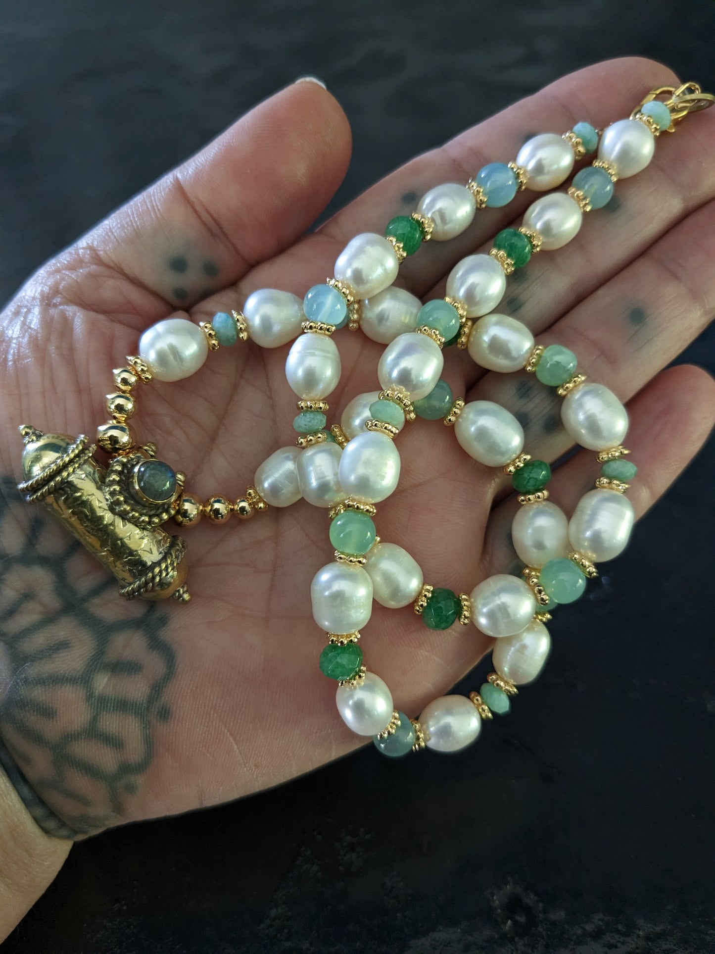 Collier de créateur en pierres fines et perles d'eau douce