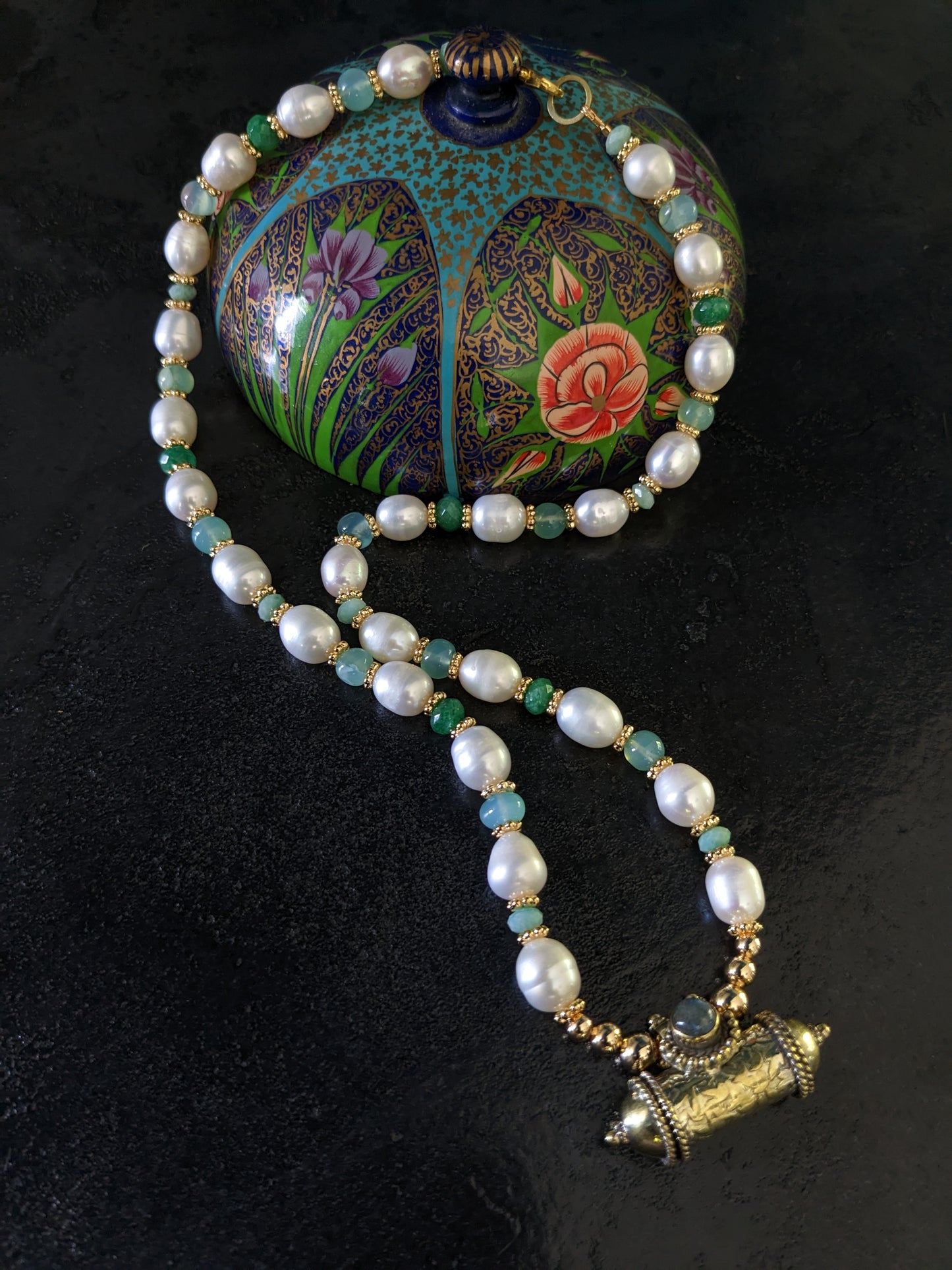 Collier de créateur en pierres fines et perles d'eau douce