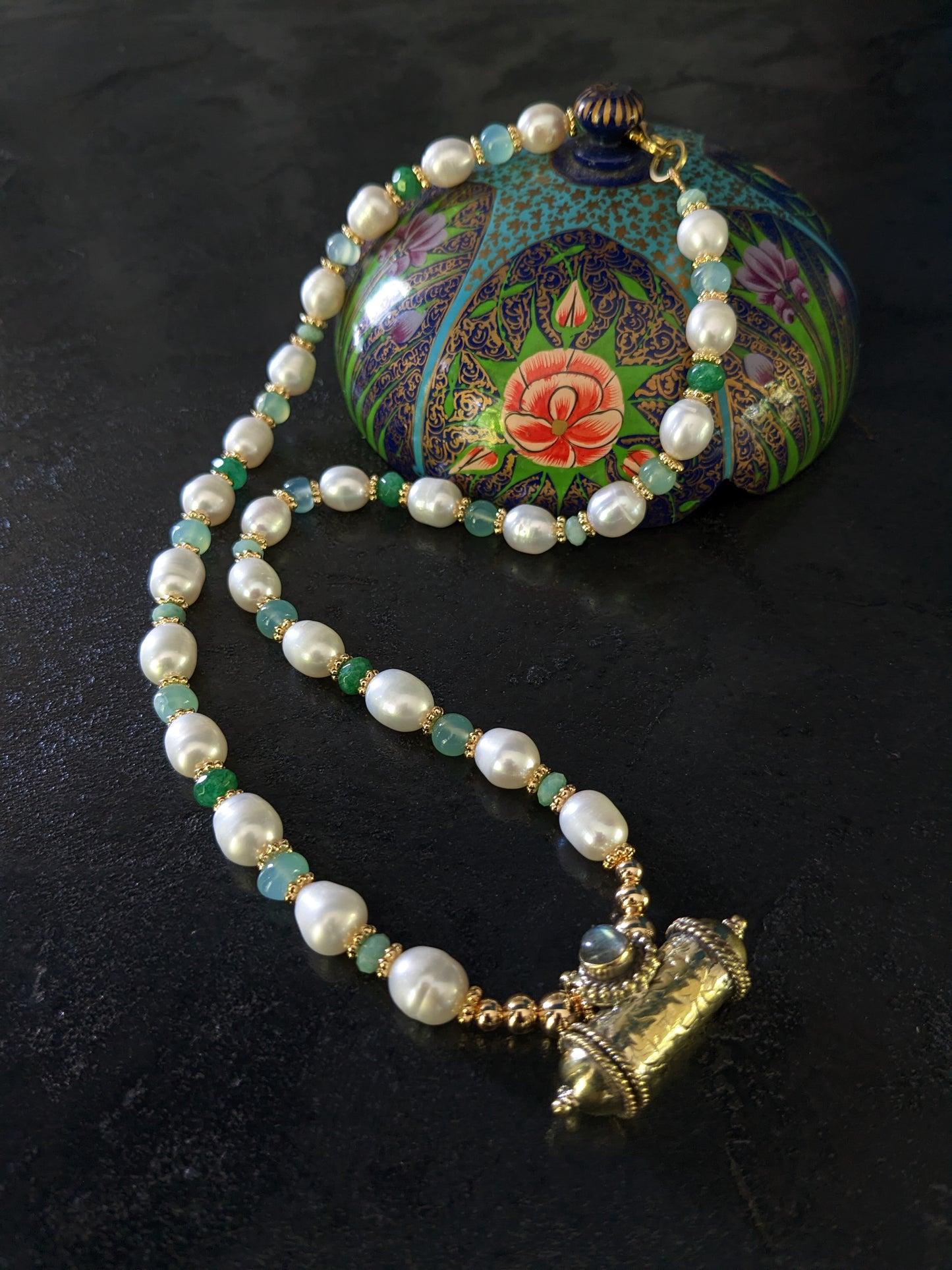 Collier de créateur en pierres fines et perles d'eau douce