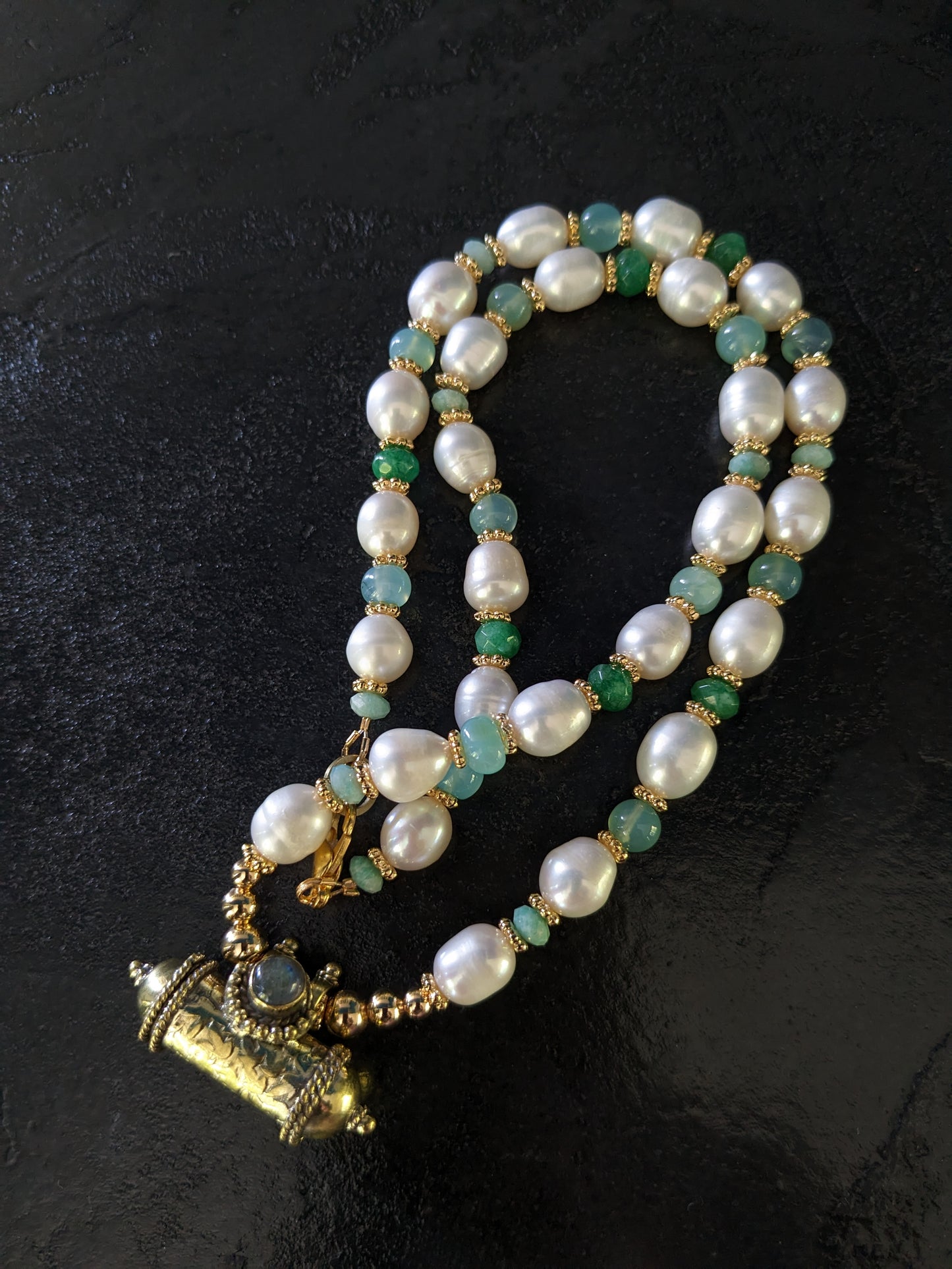 Collier de créateur en pierres fines et perles d'eau douce