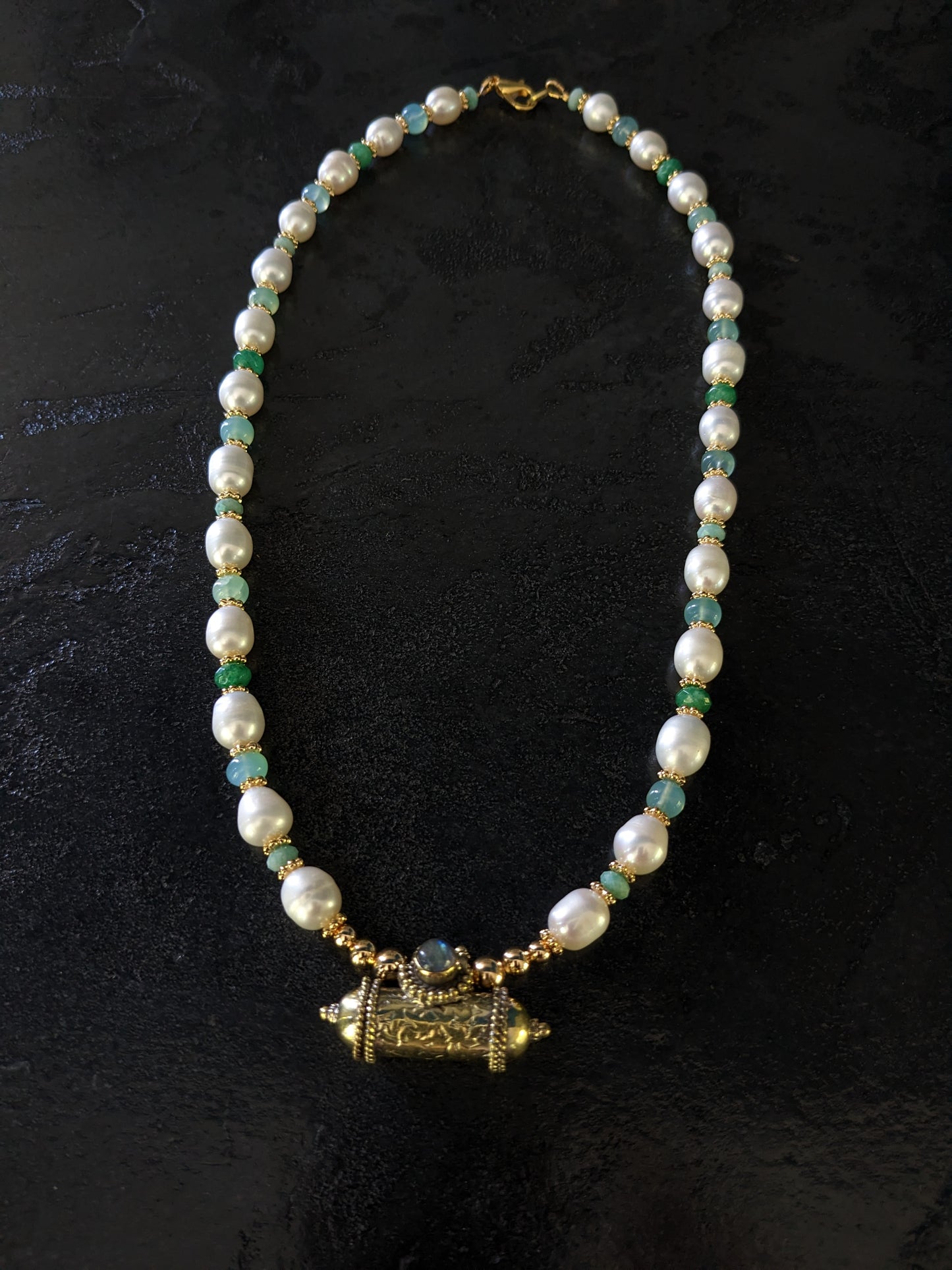 Collier de créateur en pierres fines et perles d'eau douce