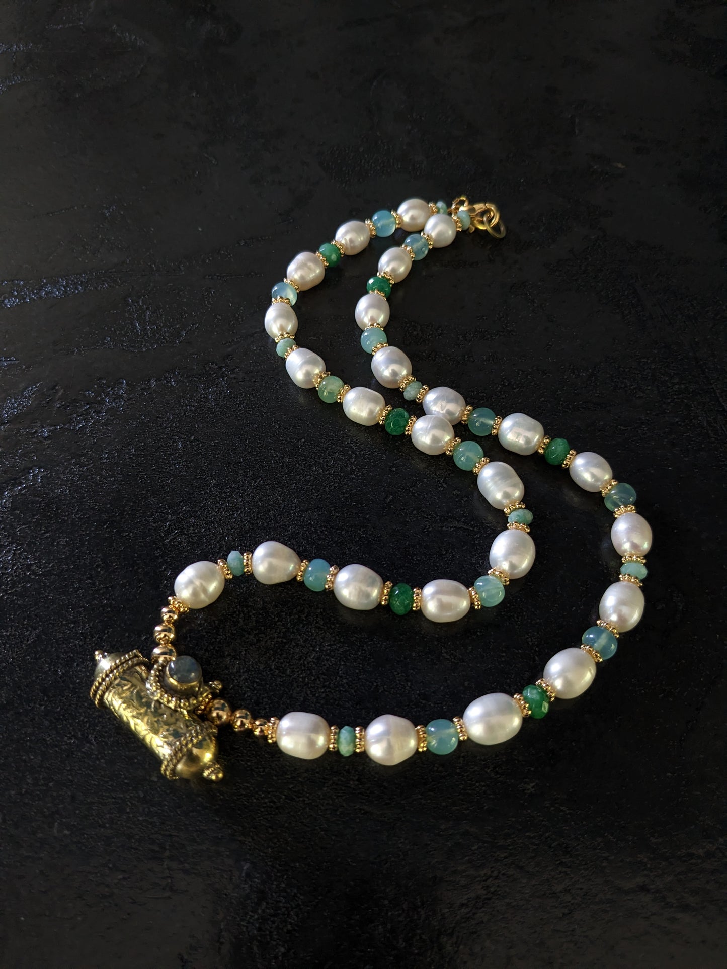 Collier de créateur en pierres fines et perles d'eau douce
