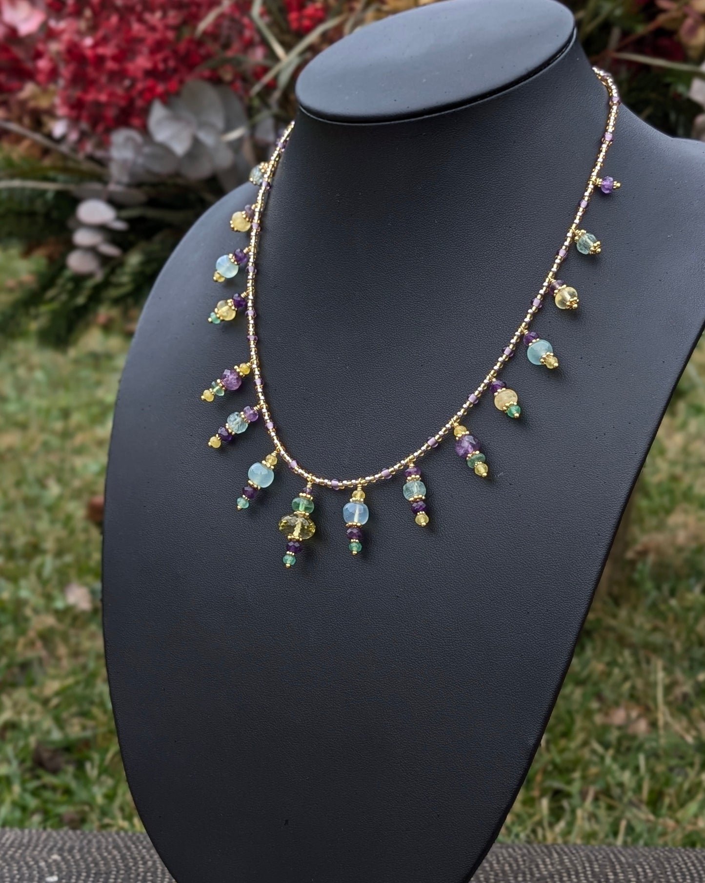 Palette équilibrée de Devisha mêlant les bleus adoucis, les jaunes clairs et les violets feutrés.