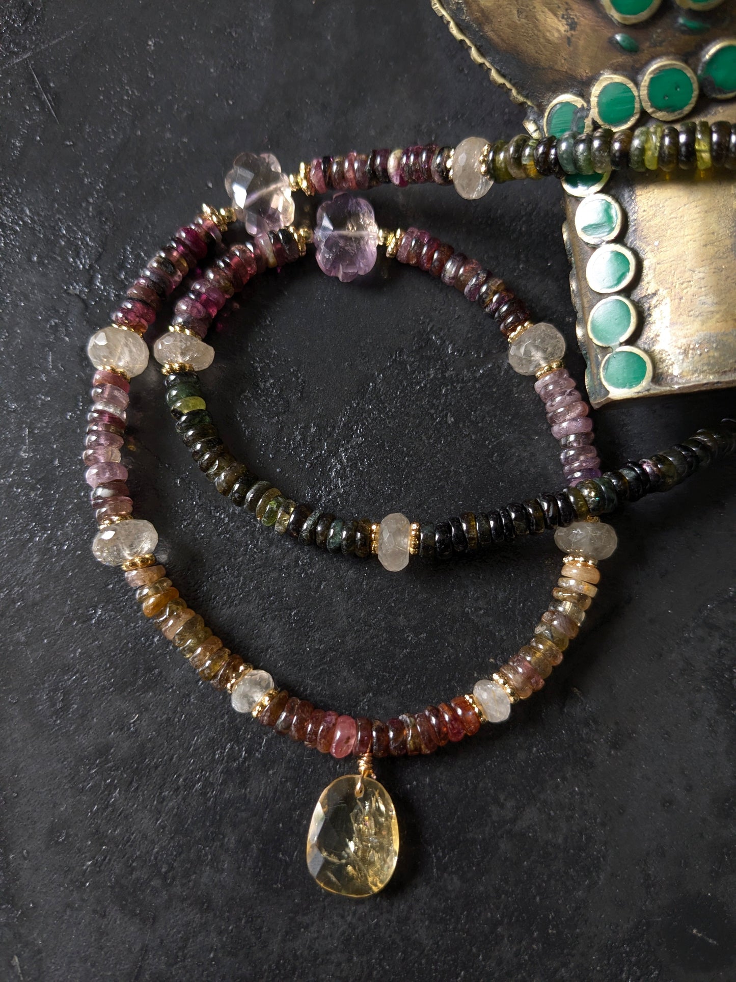 Collier Mudra en tourmalines multicolores et pierres fines porté, mettant en valeur l'éclat des gemmes vibrantes.