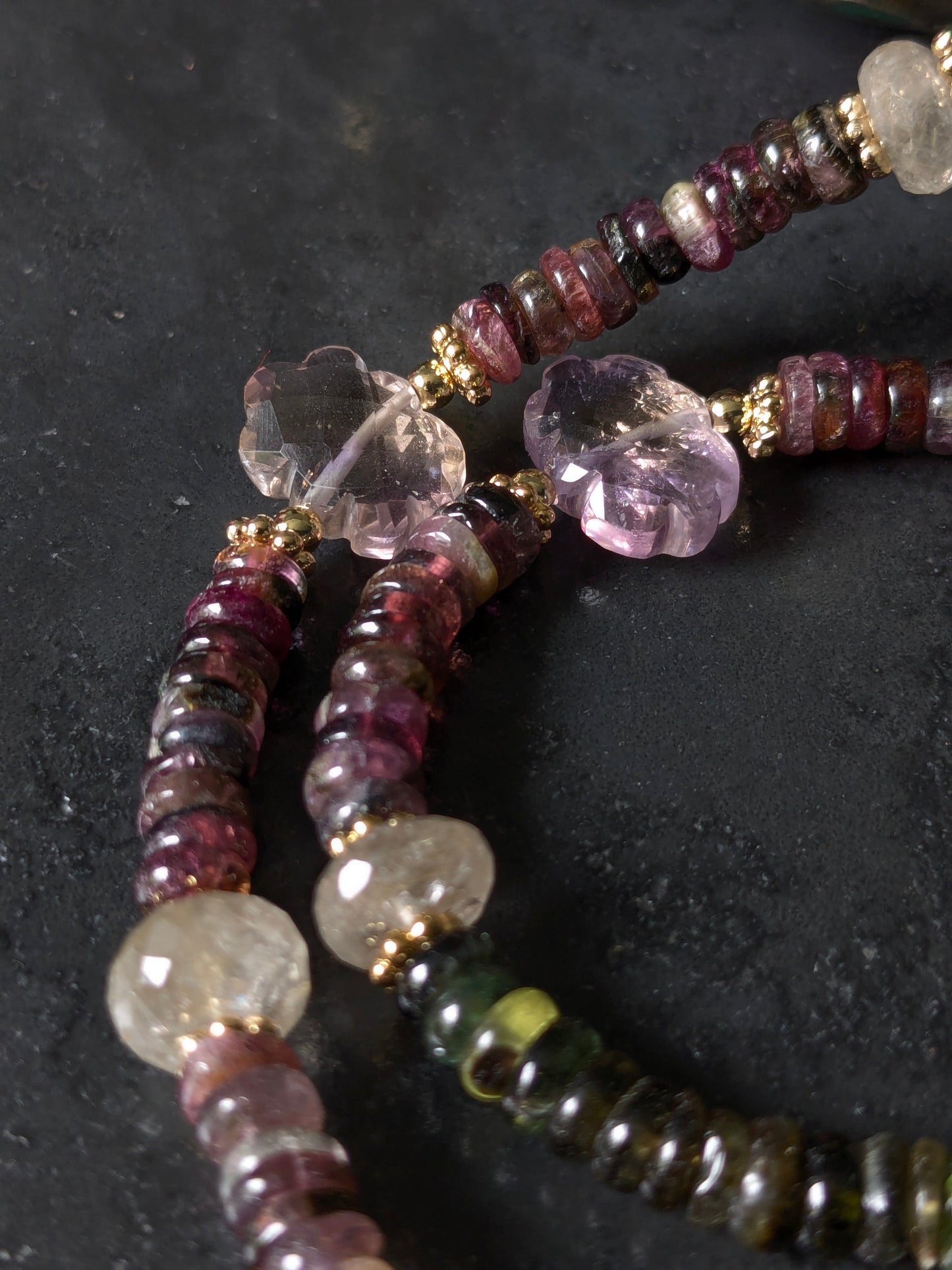 Collier Mudra en tourmalines multicolores et pierres fines porté, mettant en valeur l'éclat des gemmes vibrantes.