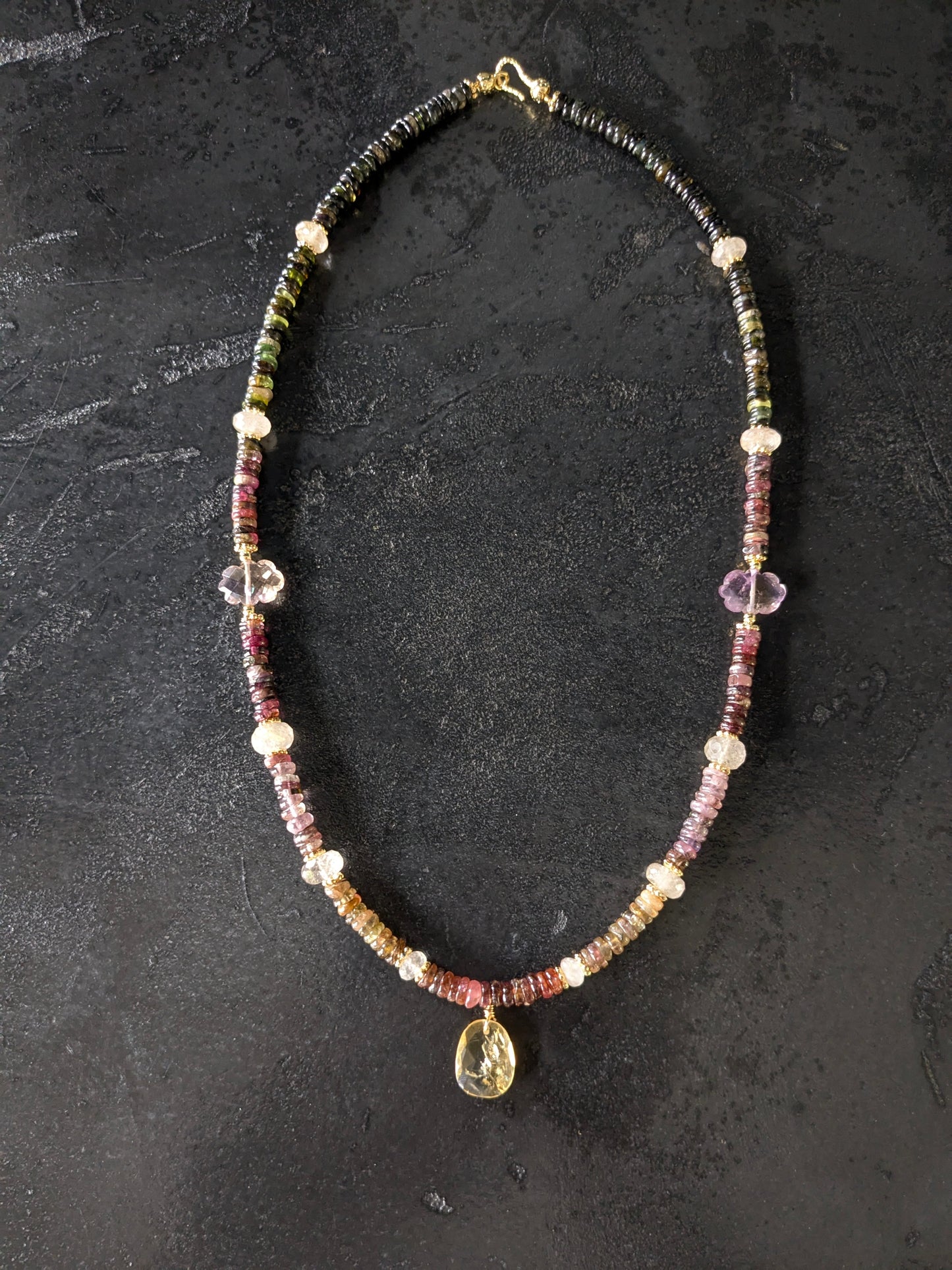 Collier Mudra en tourmalines multicolores et pierres fines porté, mettant en valeur l'éclat des gemmes vibrantes.
