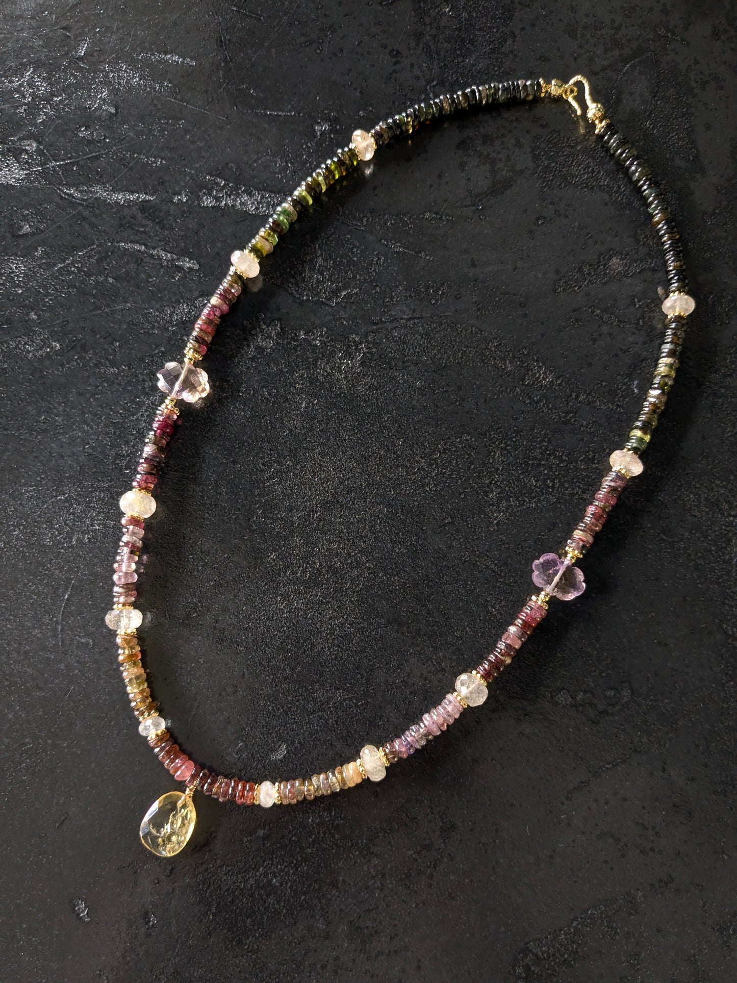 Collier Mudra en tourmalines multicolores et pierres fines porté, mettant en valeur l'éclat des gemmes vibrantes.