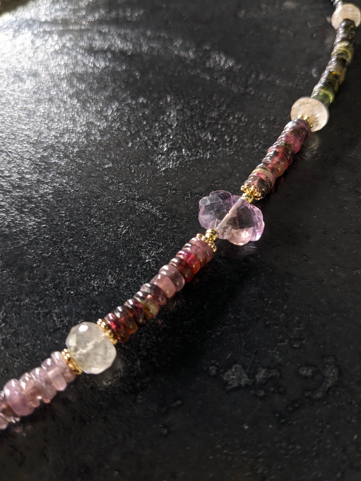 Collier Mudra en tourmalines multicolores et pierres fines porté, mettant en valeur l'éclat des gemmes vibrantes.