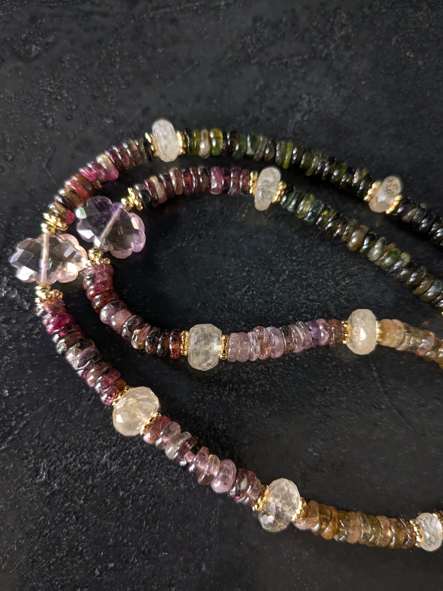 Collier Mudra en tourmalines multicolores et pierres fines porté, mettant en valeur l'éclat des gemmes vibrantes.