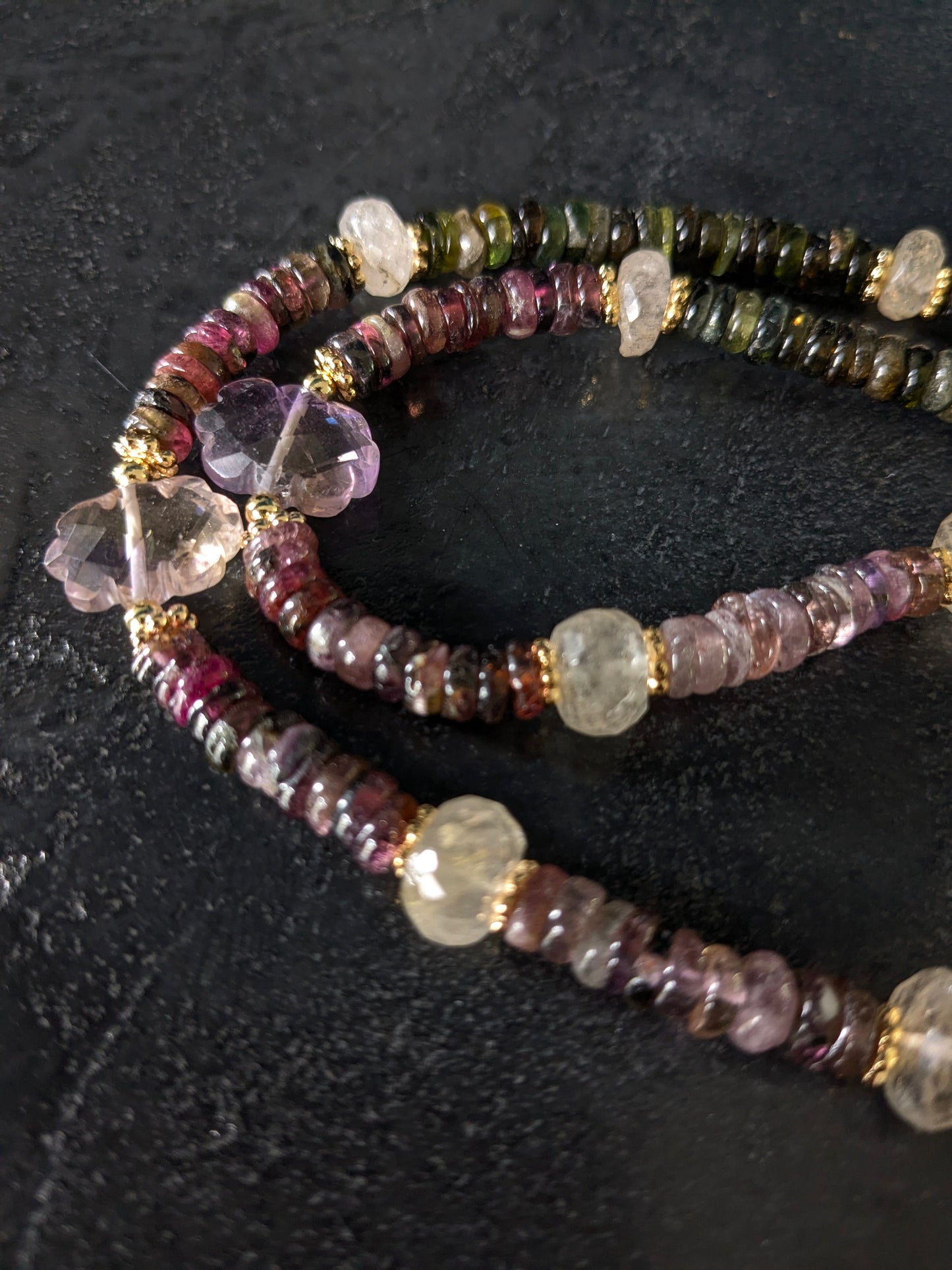 Collier Mudra en tourmalines multicolores et pierres fines porté, mettant en valeur l'éclat des gemmes vibrantes.
