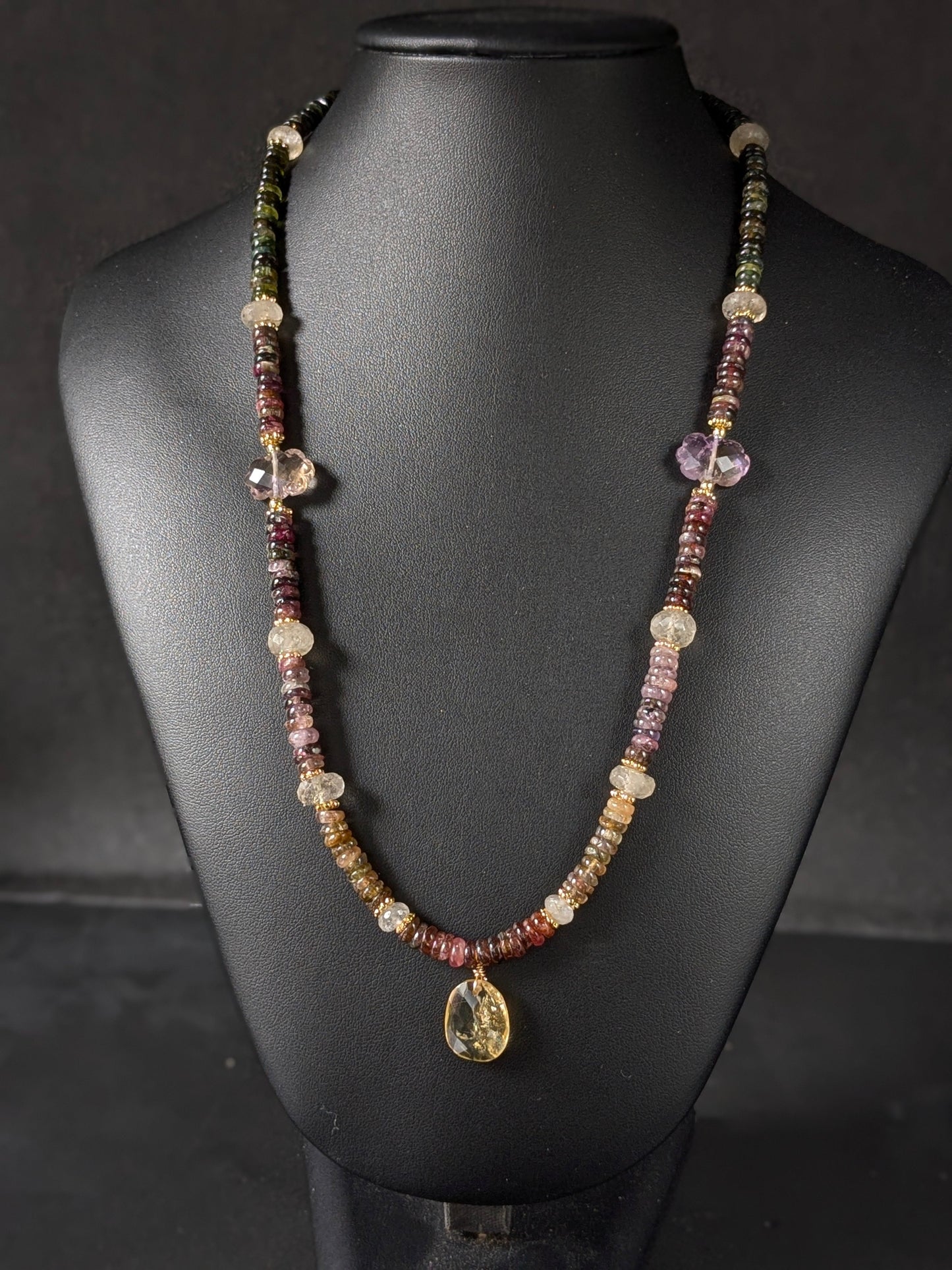 Collier Mudra en tourmalines multicolores et pierres fines porté, mettant en valeur l'éclat des gemmes vibrantes.