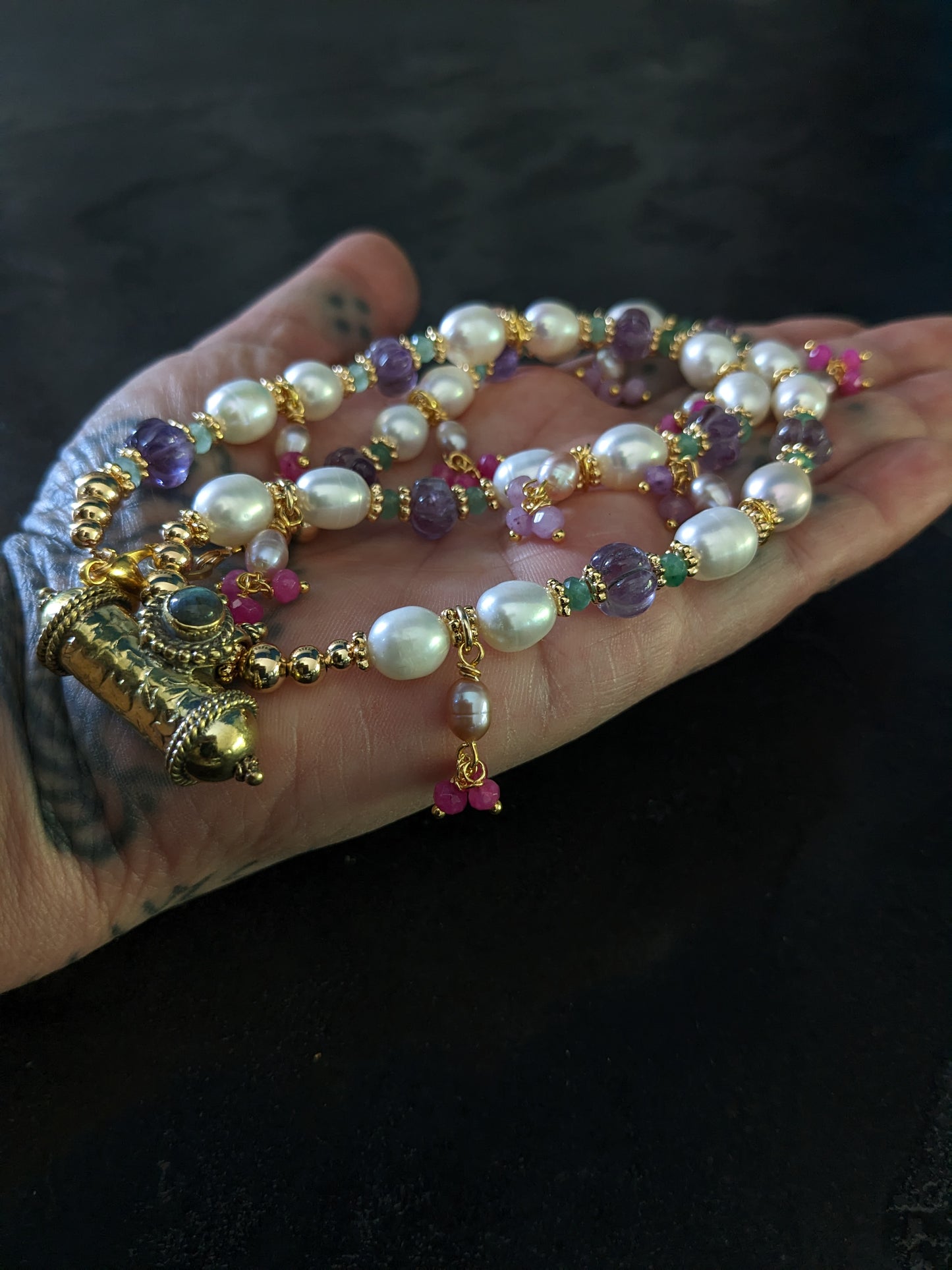 Collier de créateur en perles d'eau douce et pierres fines
