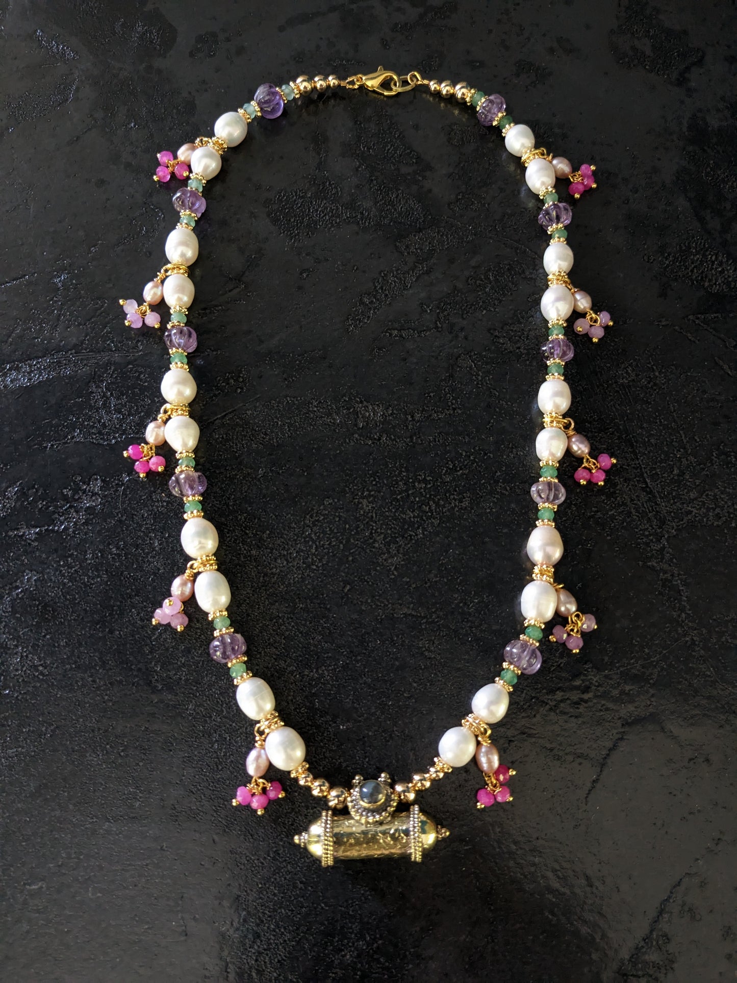 Collier de créateur en perles d'eau douce et pierres fines