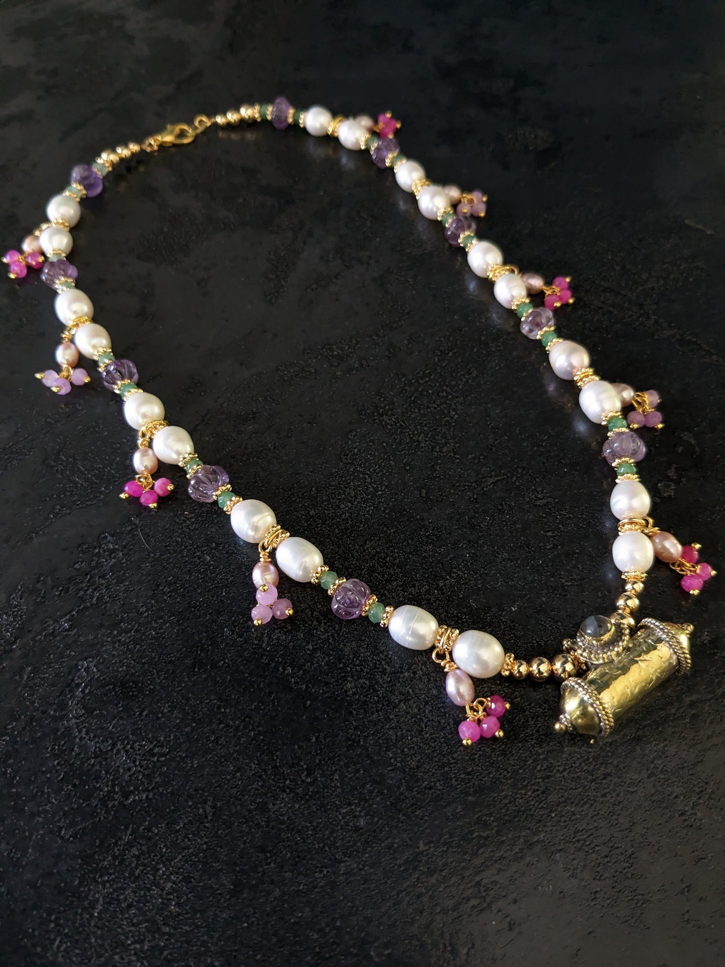 Collier de créateur en perles d'eau douce et pierres fines