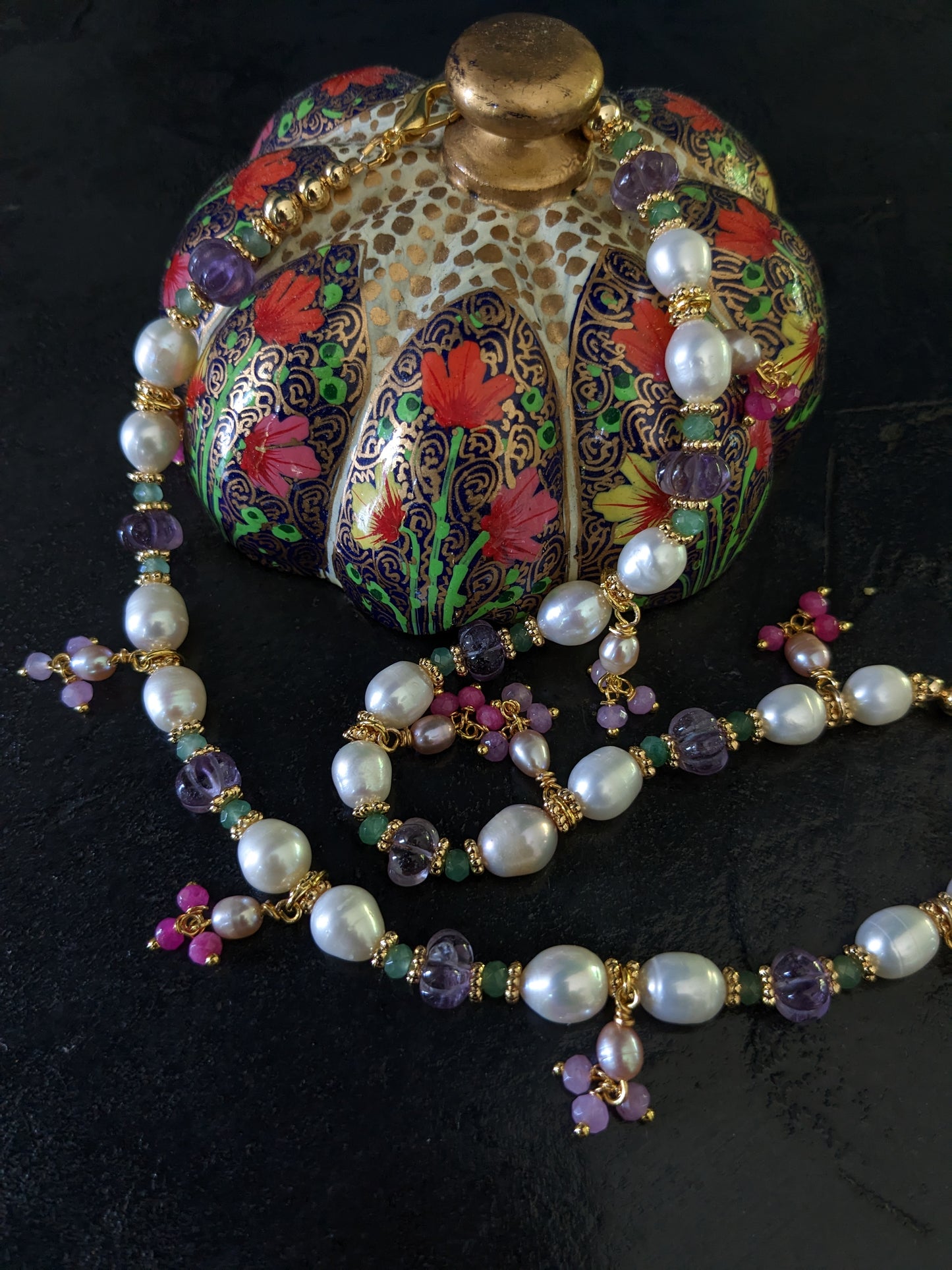 Collier de créateur en perles d'eau douce et pierres fines
