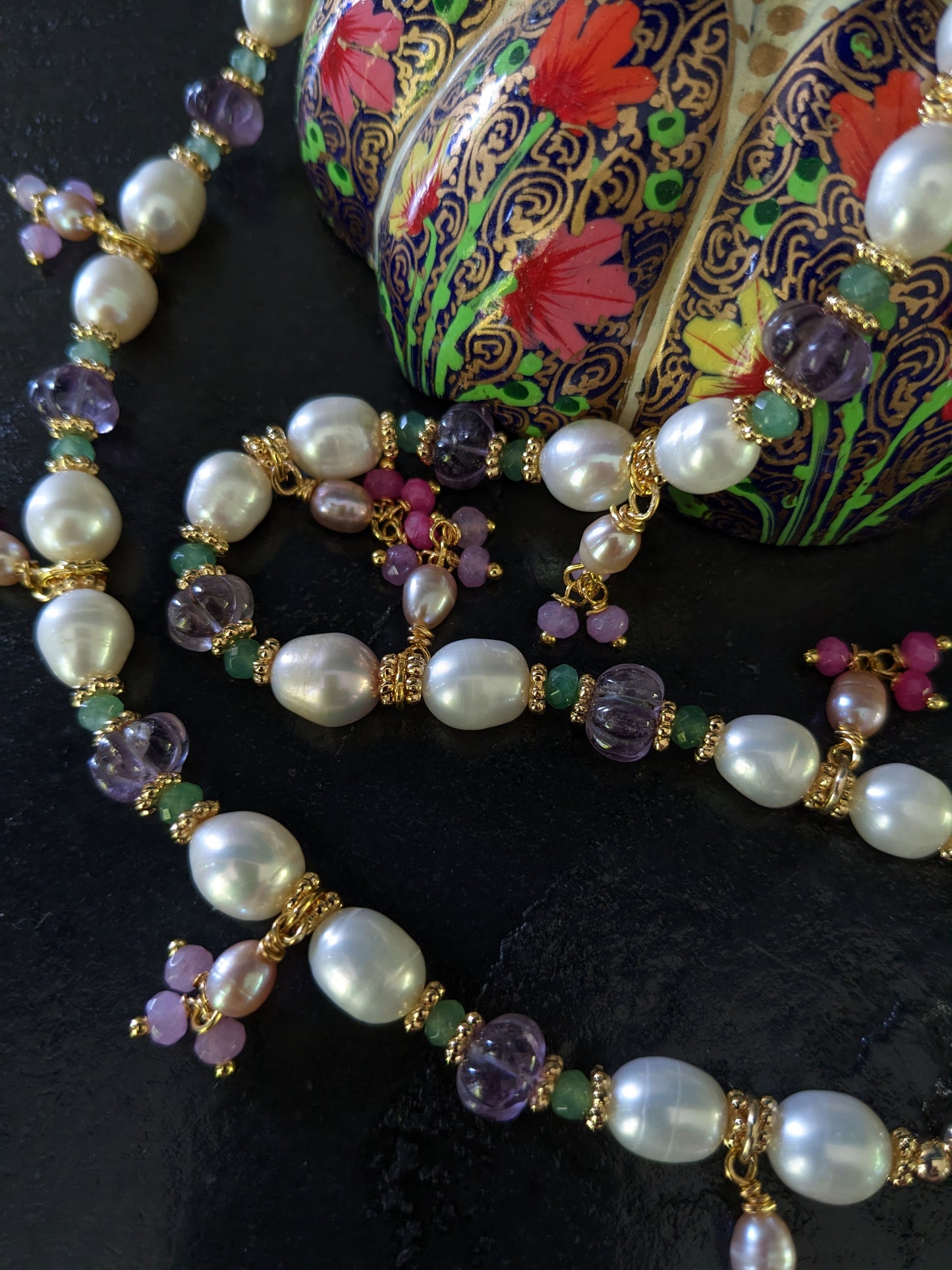 Collier de créateur en perles d'eau douce et pierres fines
