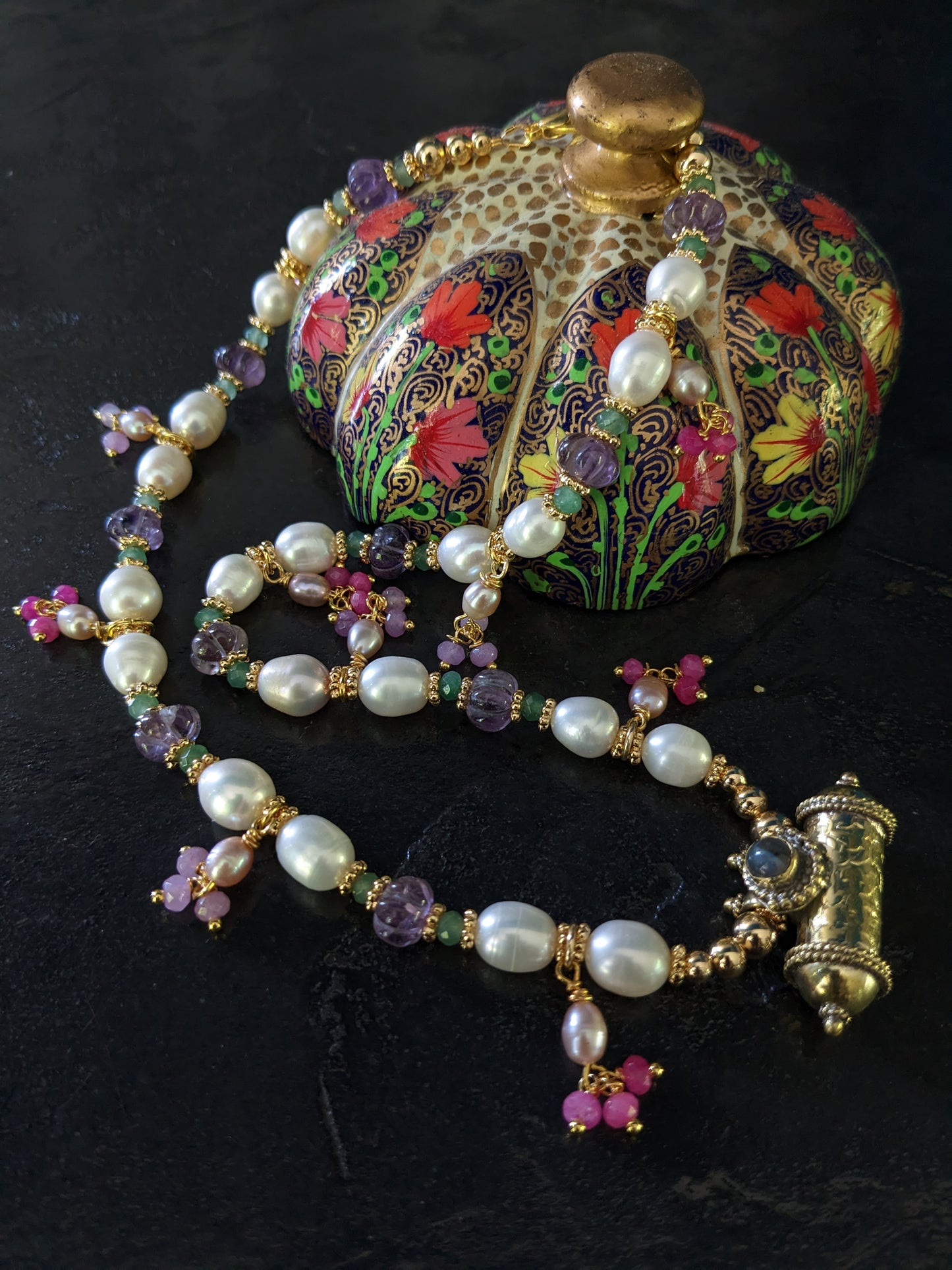 Collier de créateur en perles d'eau douce et pierres fines