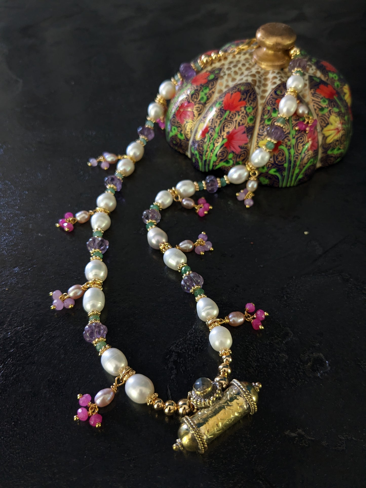 Collier de créateur en perles d'eau douce et pierres fines